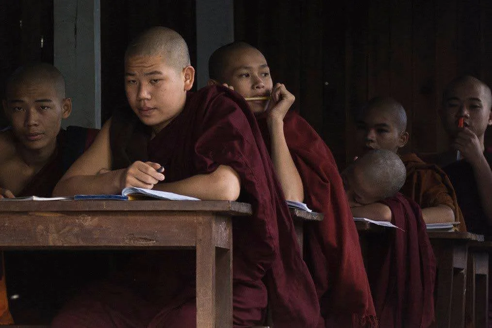 נזירים צעירים יושבים בכיתה ולומדים בשקט – מנדליי, מיאנמר