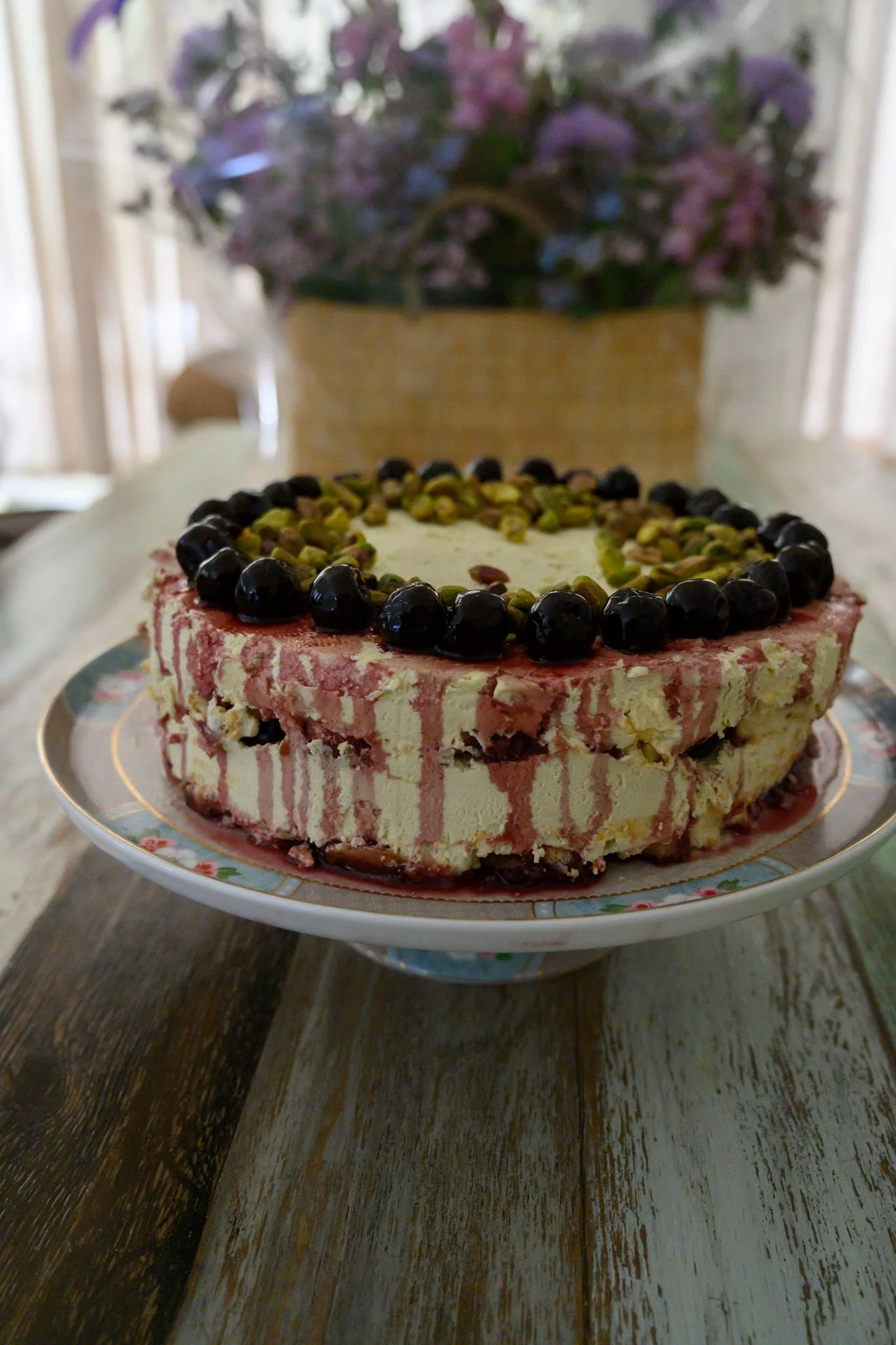 עוגת סמי־פרדו דובדבנים ופיסטוק, שכבות של קרם וסירופ שנמסות קלות ומגלות את מצב הרוח הקיצי שלה