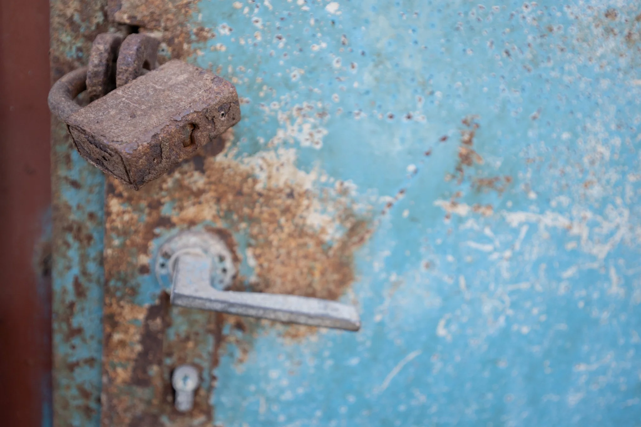 דלתות נעולות וידיות חלודות רומזות על בקרים עמוסים יותר וסיפורים שפעם זרמו כאן