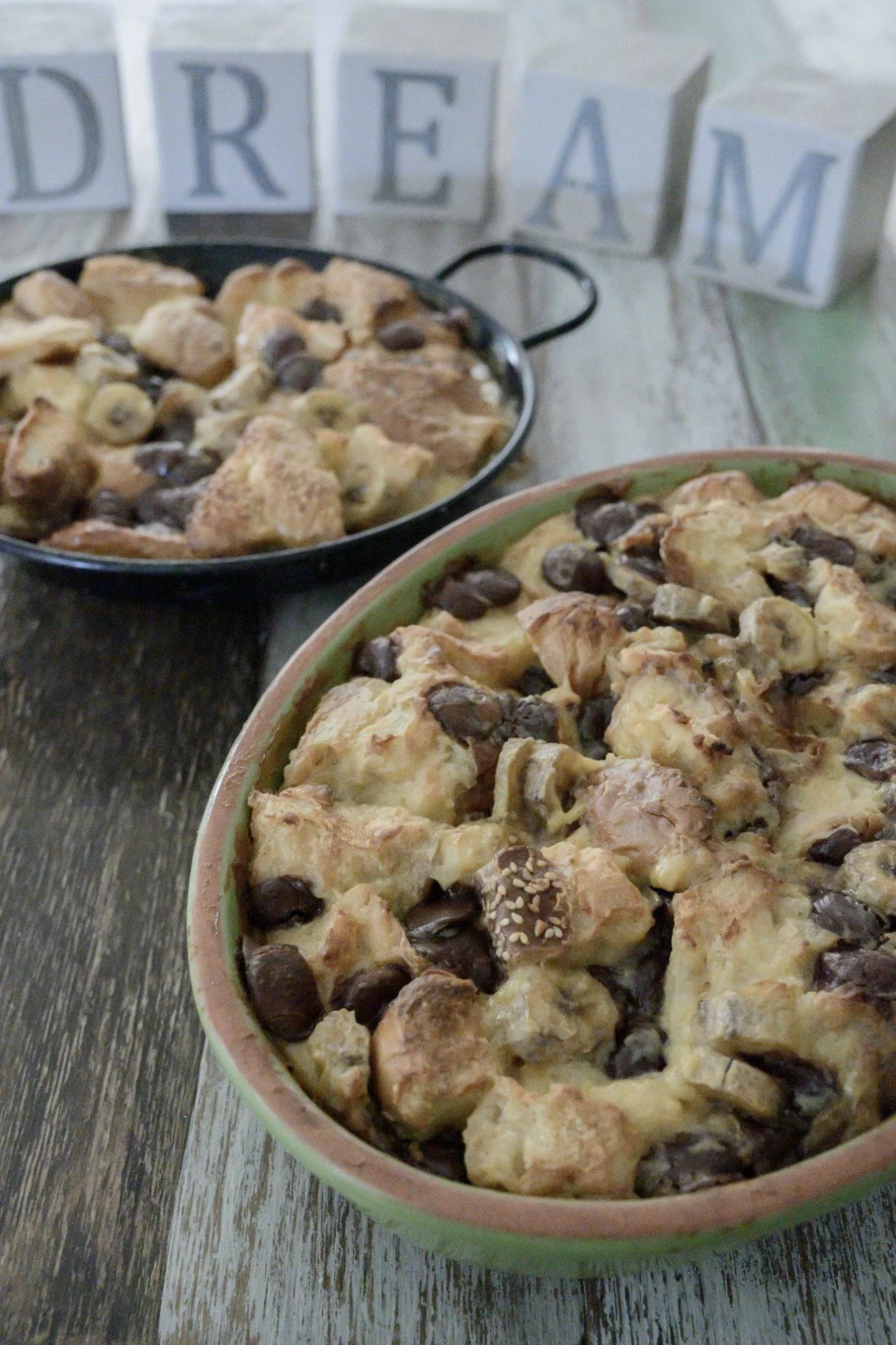 פודינג לחם שוקולד-בננה שנאפה בכלי הגשה