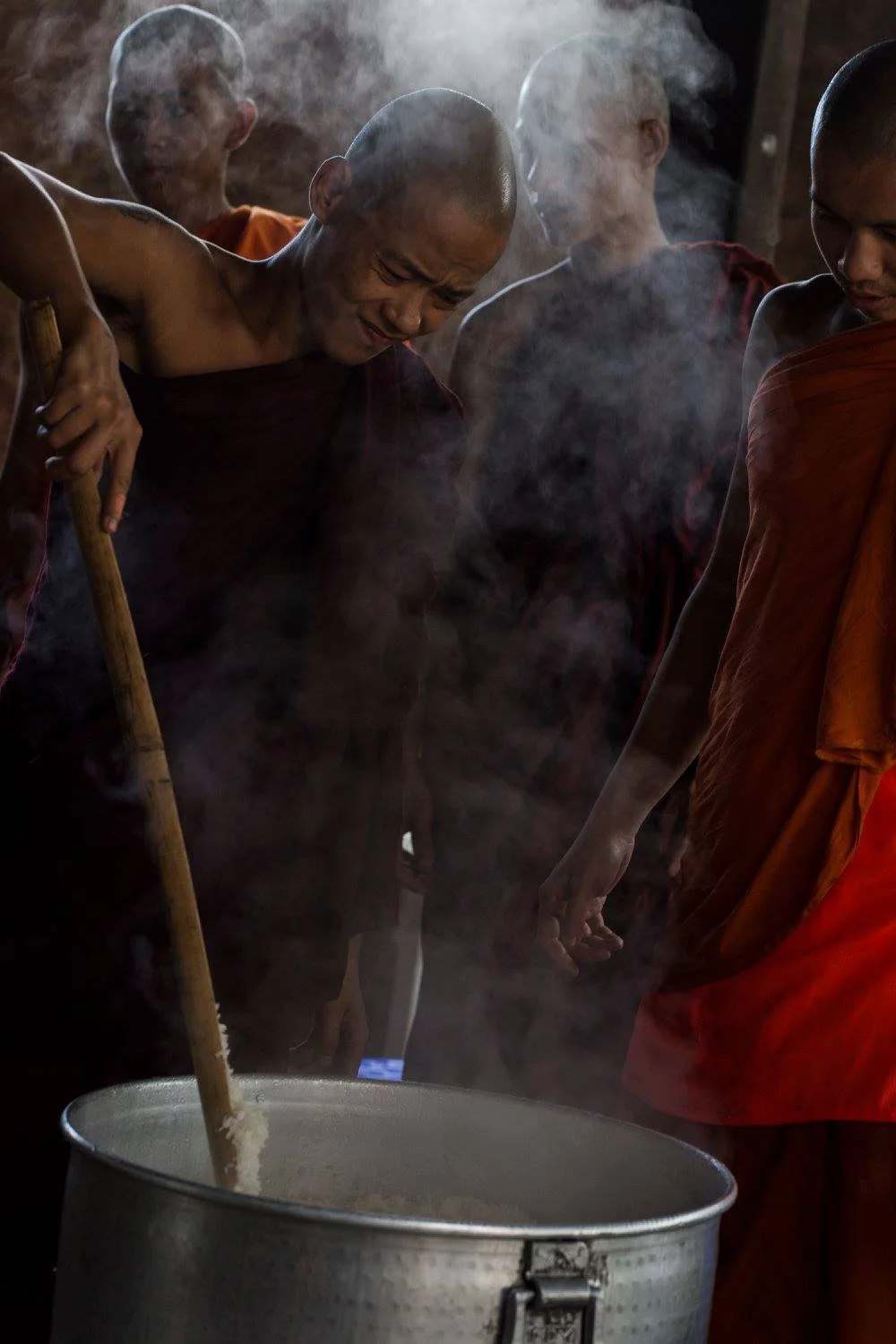 אורז צהריים ואדי קיטור במטבח המנזר – ארוחת הצהריים בתהליך הכנה – מיאנמר