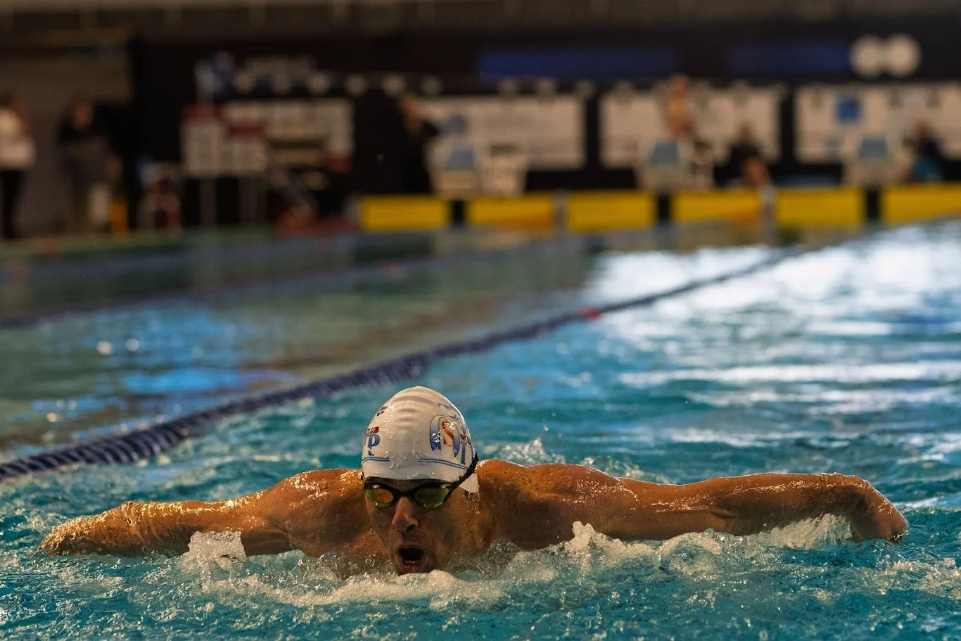 בקצה המסלול, שחיין חותר במים, הכול מצטמצם לצליל ההתזות ולנשימה שלו – וינגייט, ישראל