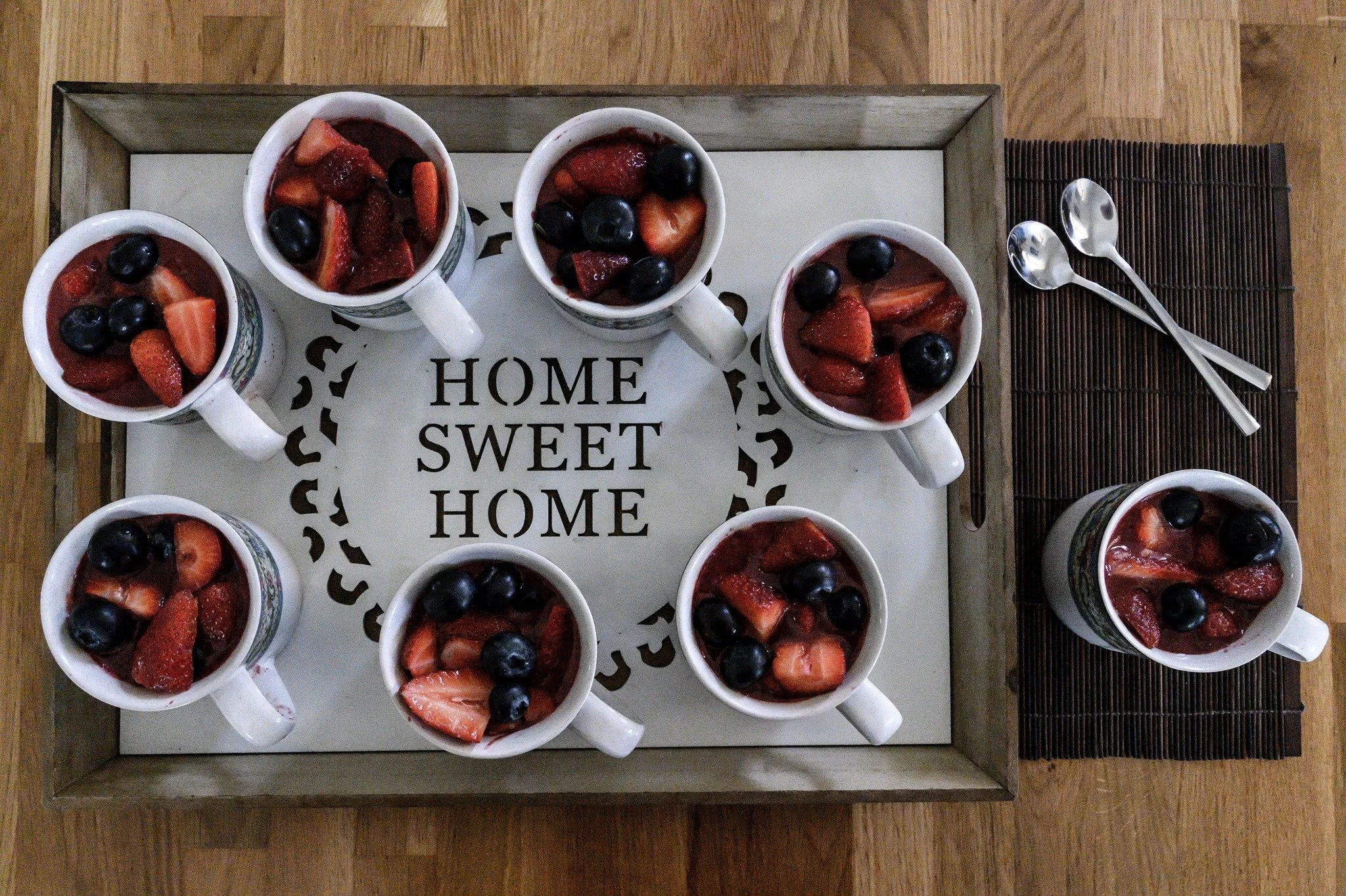 כוסות קומפוט פירות יער חמים על מגש – קינוח כתירוץ להתאסף סביב השולחן