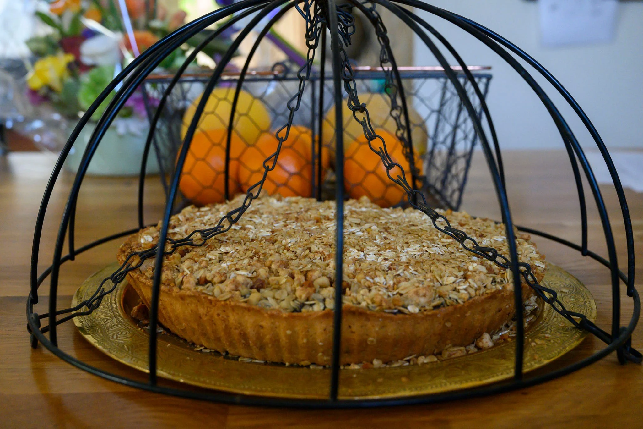 פאי קראמבל שמתחבא מתחת כיפה שחורה ממתכת, פתיתי השיבולת־שועל מנצנצים באור