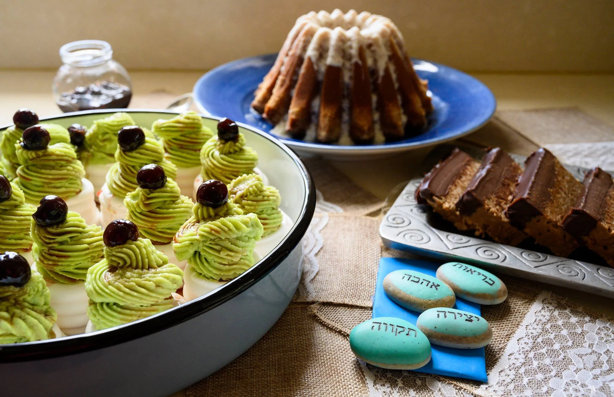 מיני פבלובות עם קרם פיסטוק, עוגת בבקה ופרוסות שוקולד־אגוזי לוז