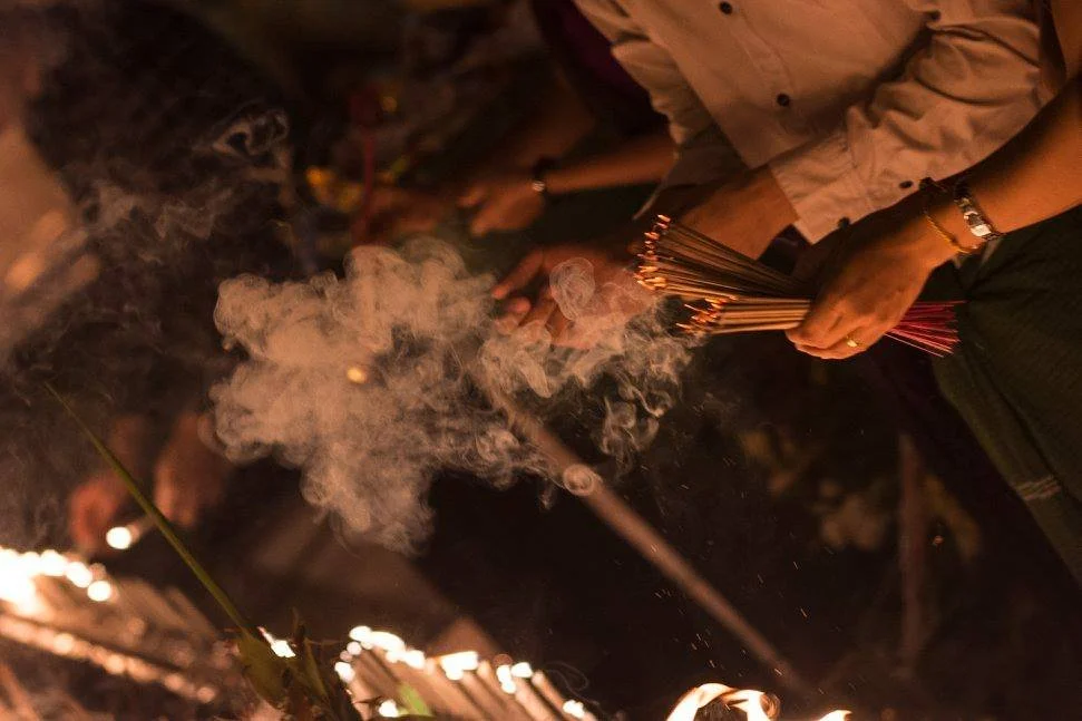 ידיים מלאות קטורת ותפילות, מאכילות את הלילה בעשן ובאור – יאנגון, מיאנמר