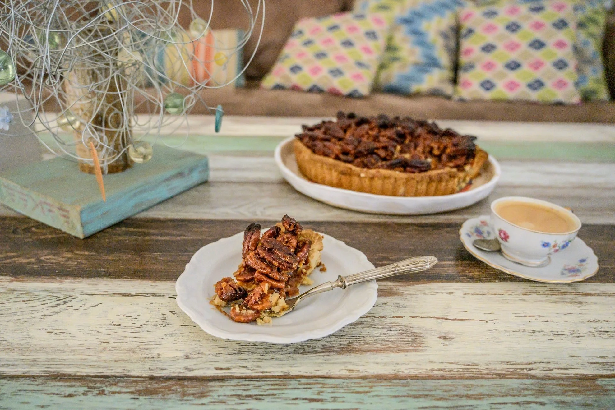 פאי אגוזים נוטף קרמל עם קפה של אחר הצהריים