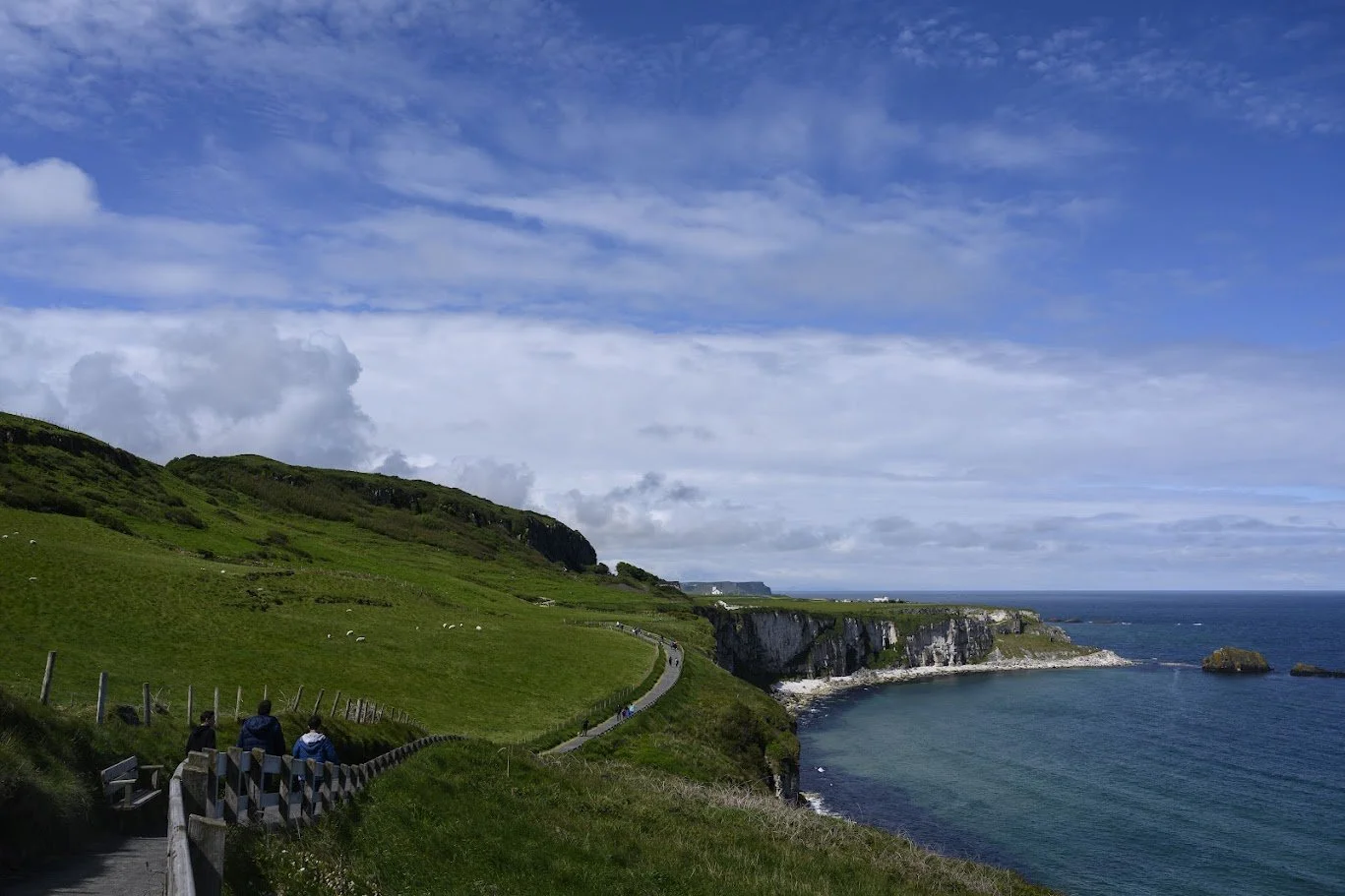 גלים שוטפים אל מצוקי אבן תלולים ביום בהיר – חוף צוקי מוהר, אירלנד