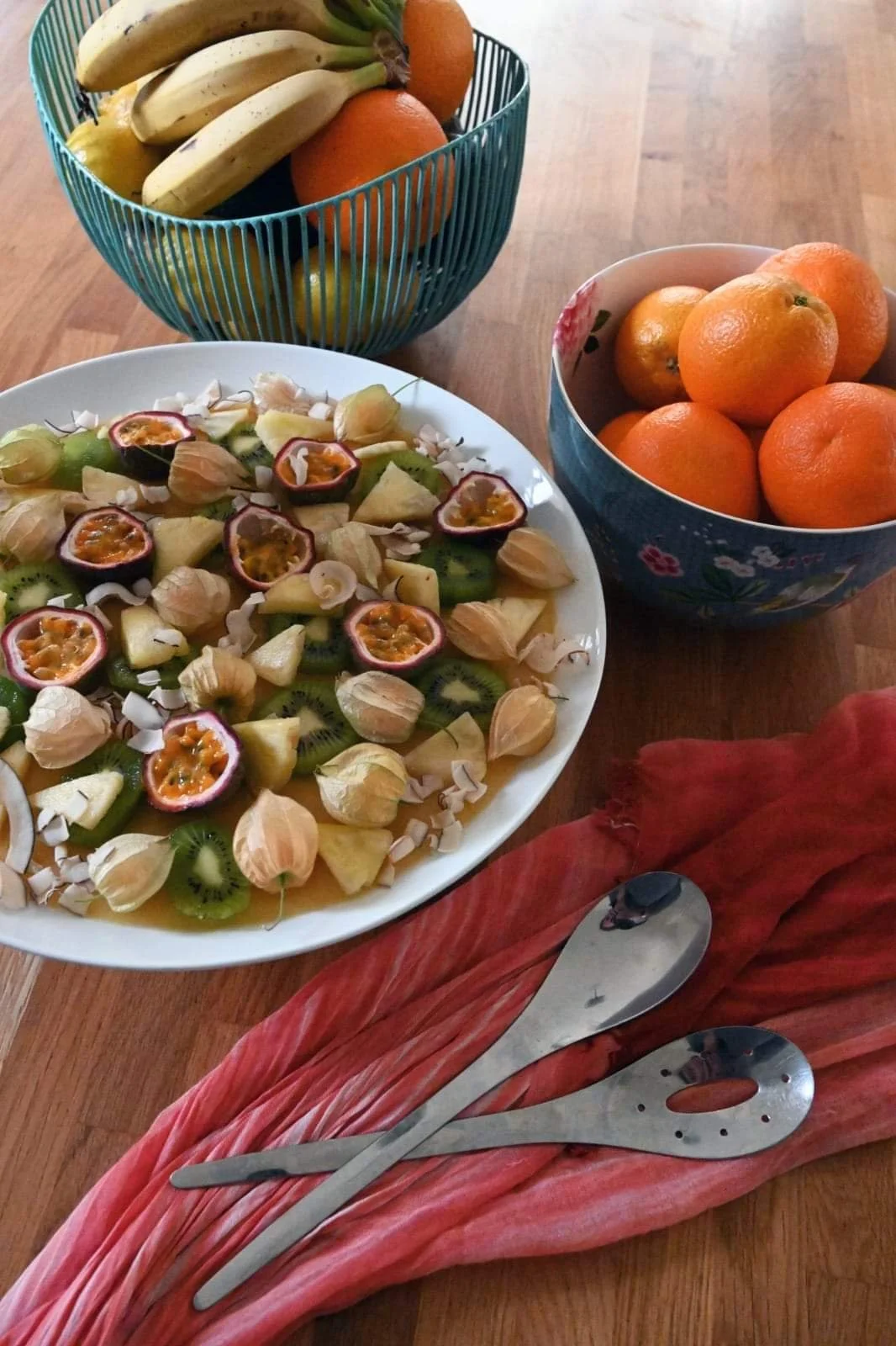 סלט פירות טרופי מקיווי, אננס, דובדבן אהבה ופסיפלורה מגיע לשולחן לבראנץ' סוף שבוע עצל ונינוח