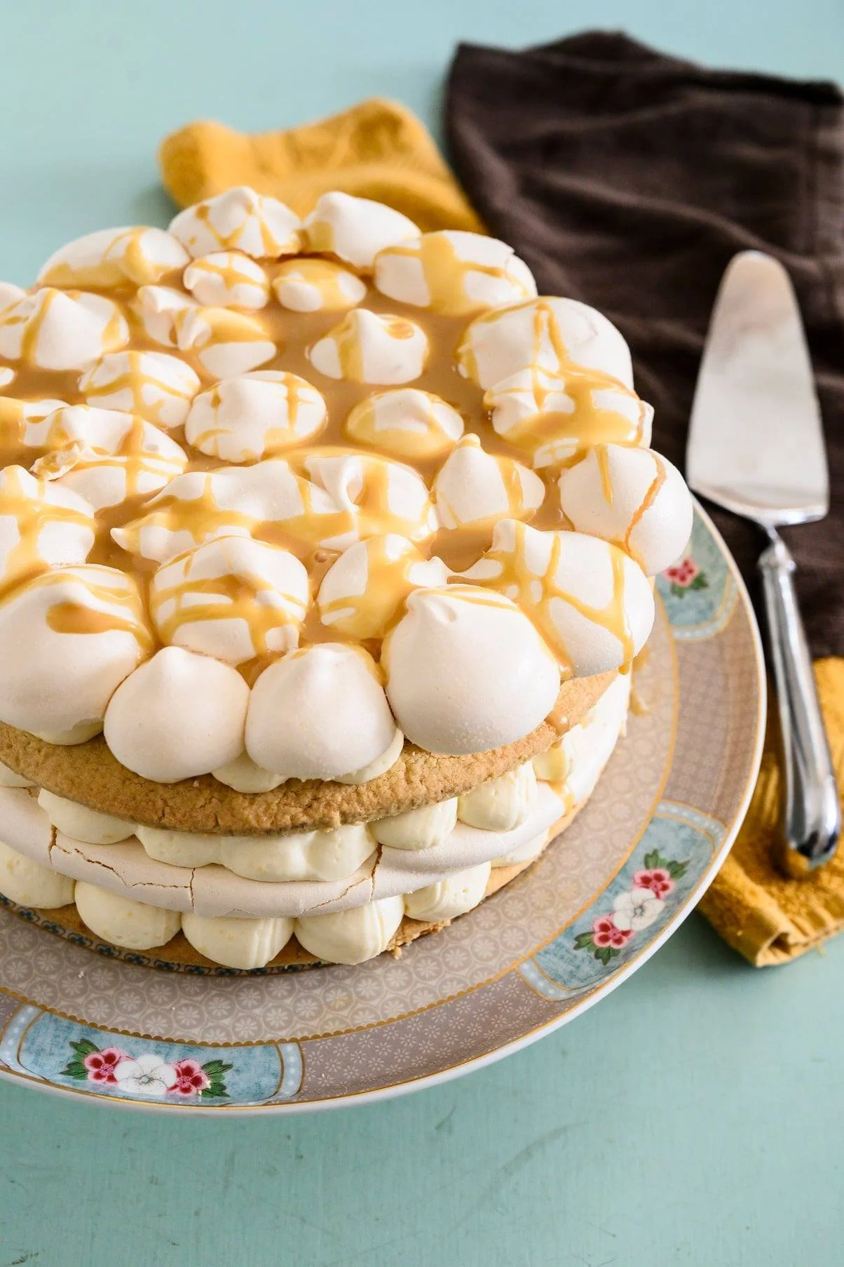 מרנג ענני קליל, רוטב קרמל ונשפך, וצלחת וינטג' – כך זה נראה כש"רק שכבה אחת" פשוט לא מספיקה