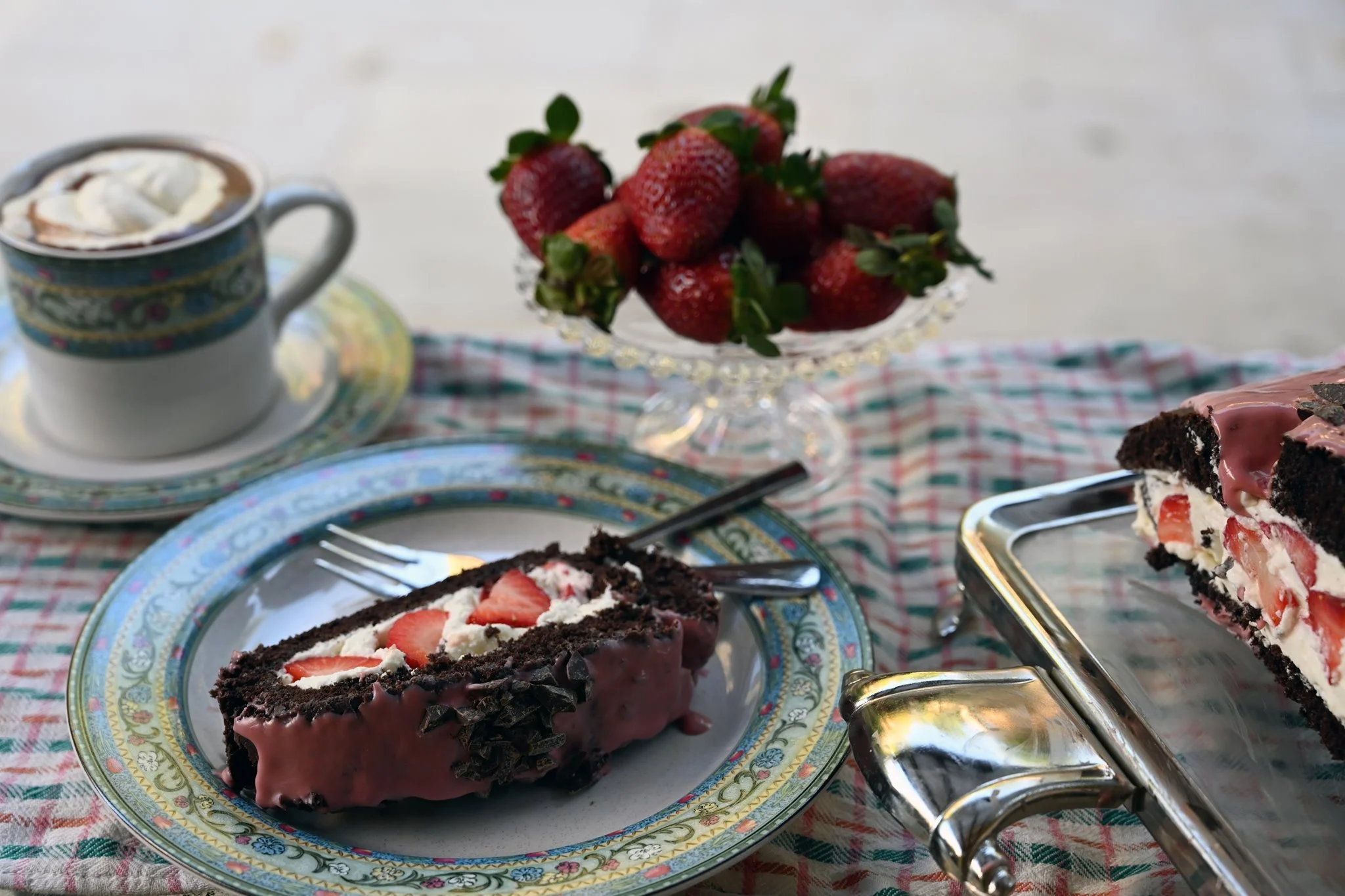 רולדת שוקולד ותותים, פירות יער טריים ומשקה מקציף – הפסקת קפה ביתית של אחר הצהריים בתחפושת של מסיבת תה