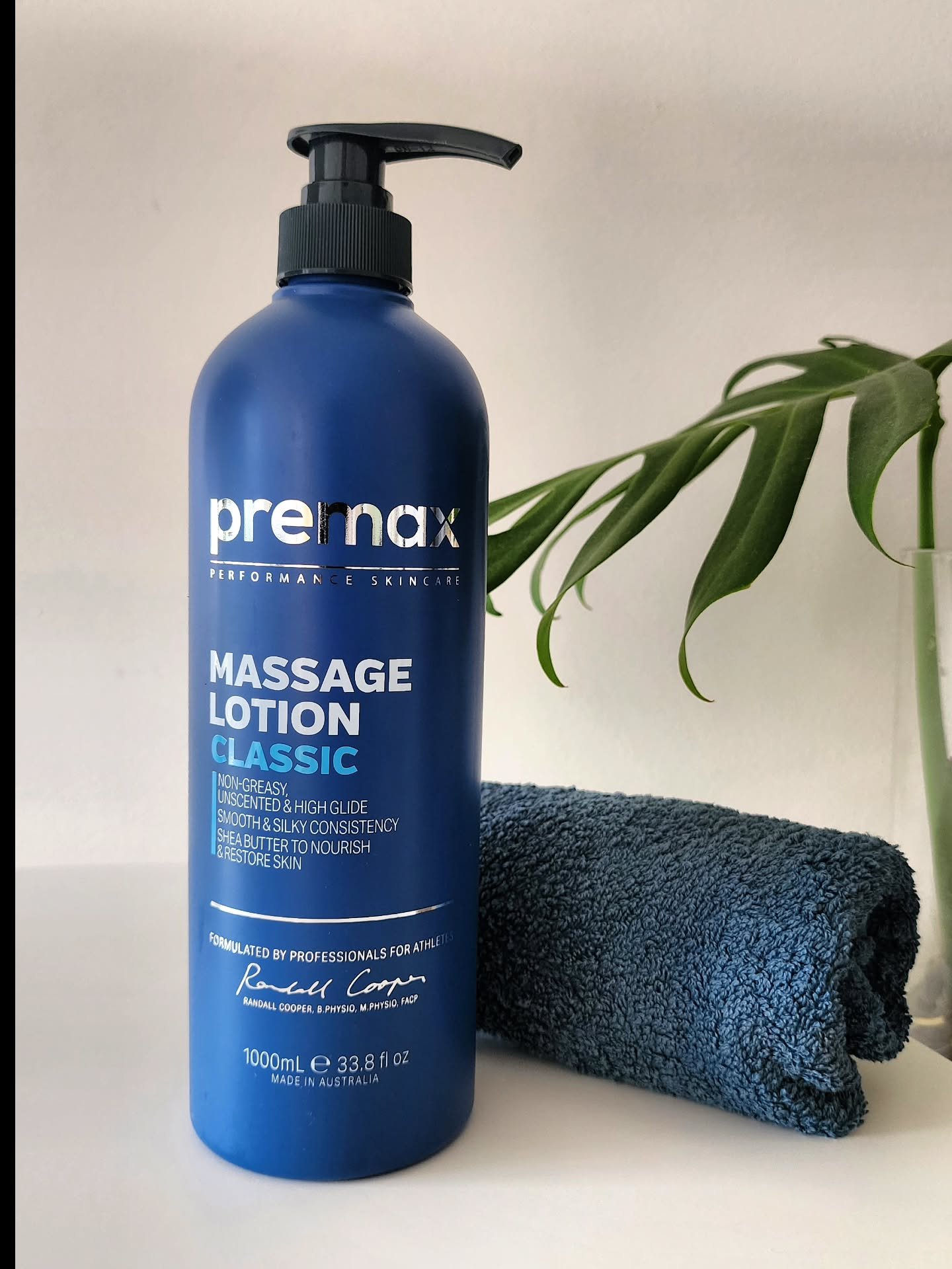 I don't stick to one. ☝️

I switch between oil, cream or lotion depending on the skin type, how much grip I need and the result we are chasing. 

Curious... what do you prefer your therapist to use? 🤔

#remedialmassage #sportsmassage #southyarra #be