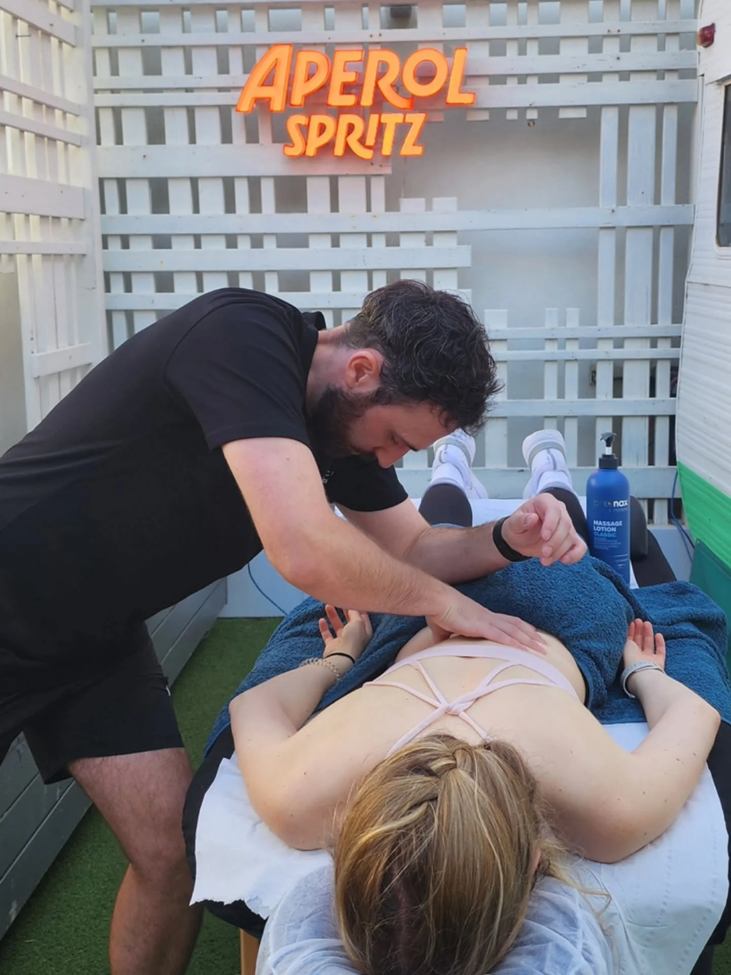 SUNDAY SPECIAL ➡️

1. Post-run sports massage recovery station for @the.morningdrop ⚡️

2. Back to back massages. Booked out within minutes! 🥵

3. How Sunday mornings should be: high energy, good laughs and great music! 🎵

4. @premax.co samples of 