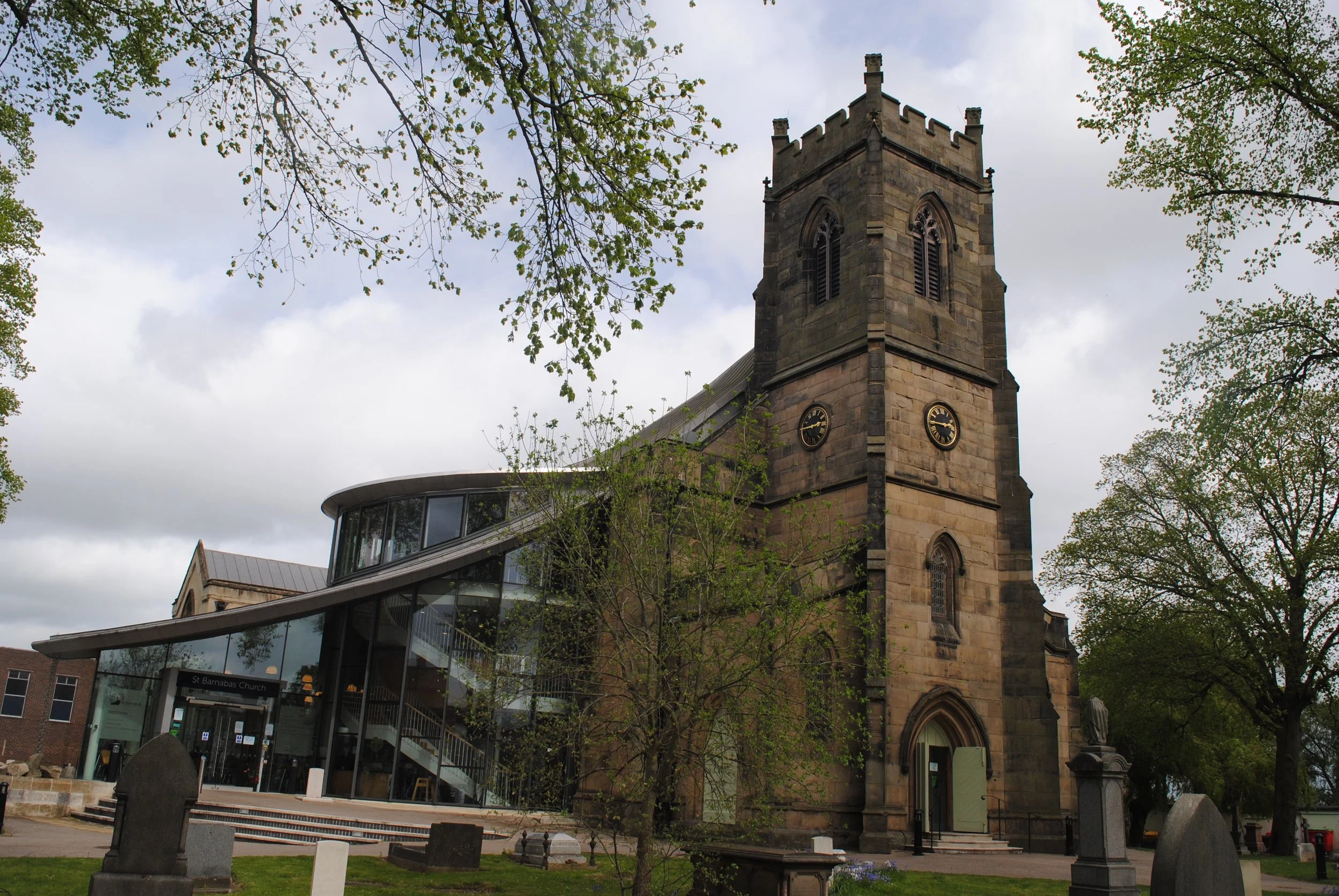 St_Barnabas'_Church,_Erdington_-_2019-04-27_-_Andy_Mabbett_-_01.jpg