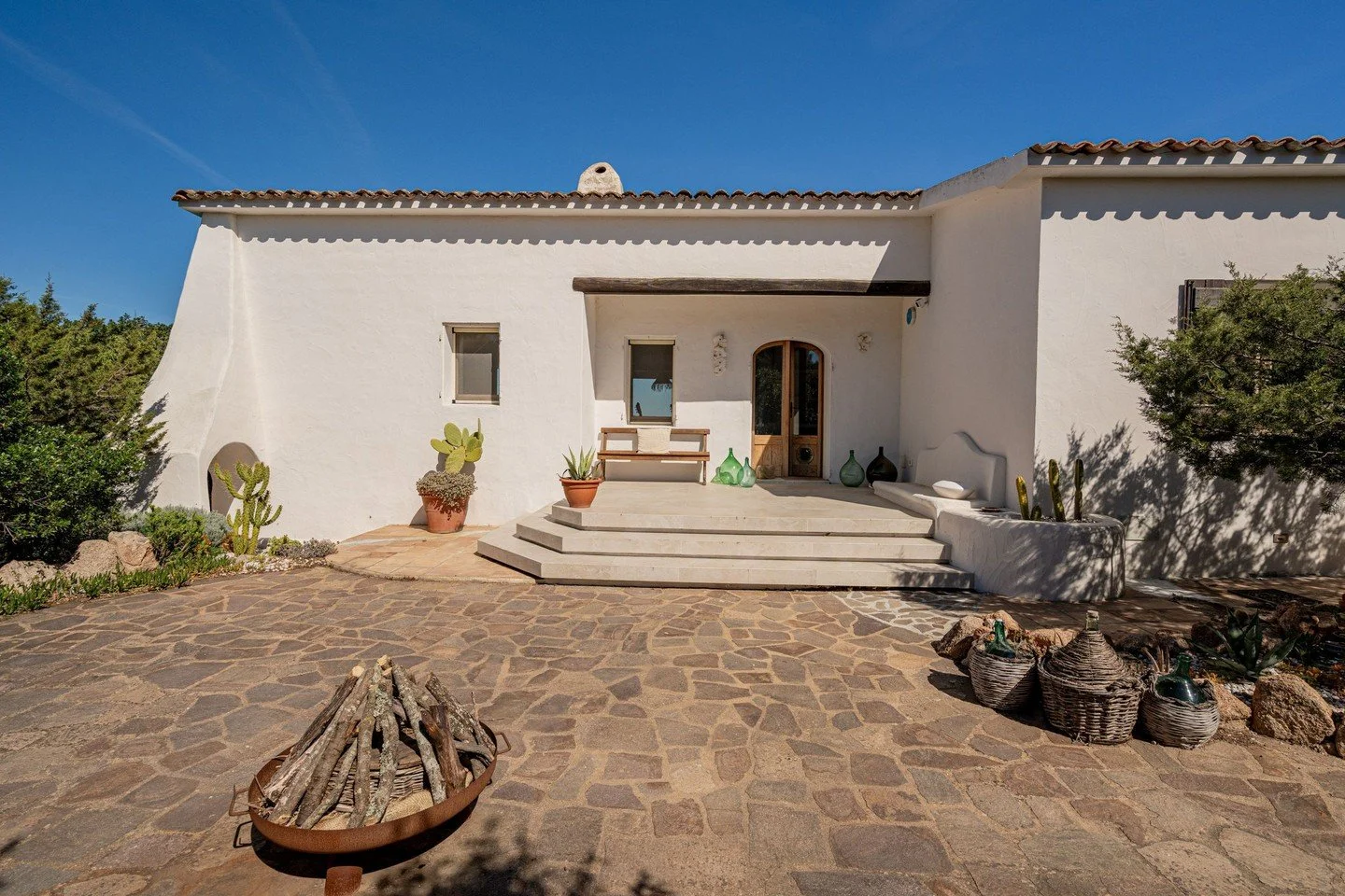 Where Sardinia still keeps its rituals. 🌿

In the north, local life moves with food, seasons, and craft. A slower rhythm that still feels close here.

At Sacro Cactus, we love sharing those roots through private chef dinners, artisan-led moments, an
