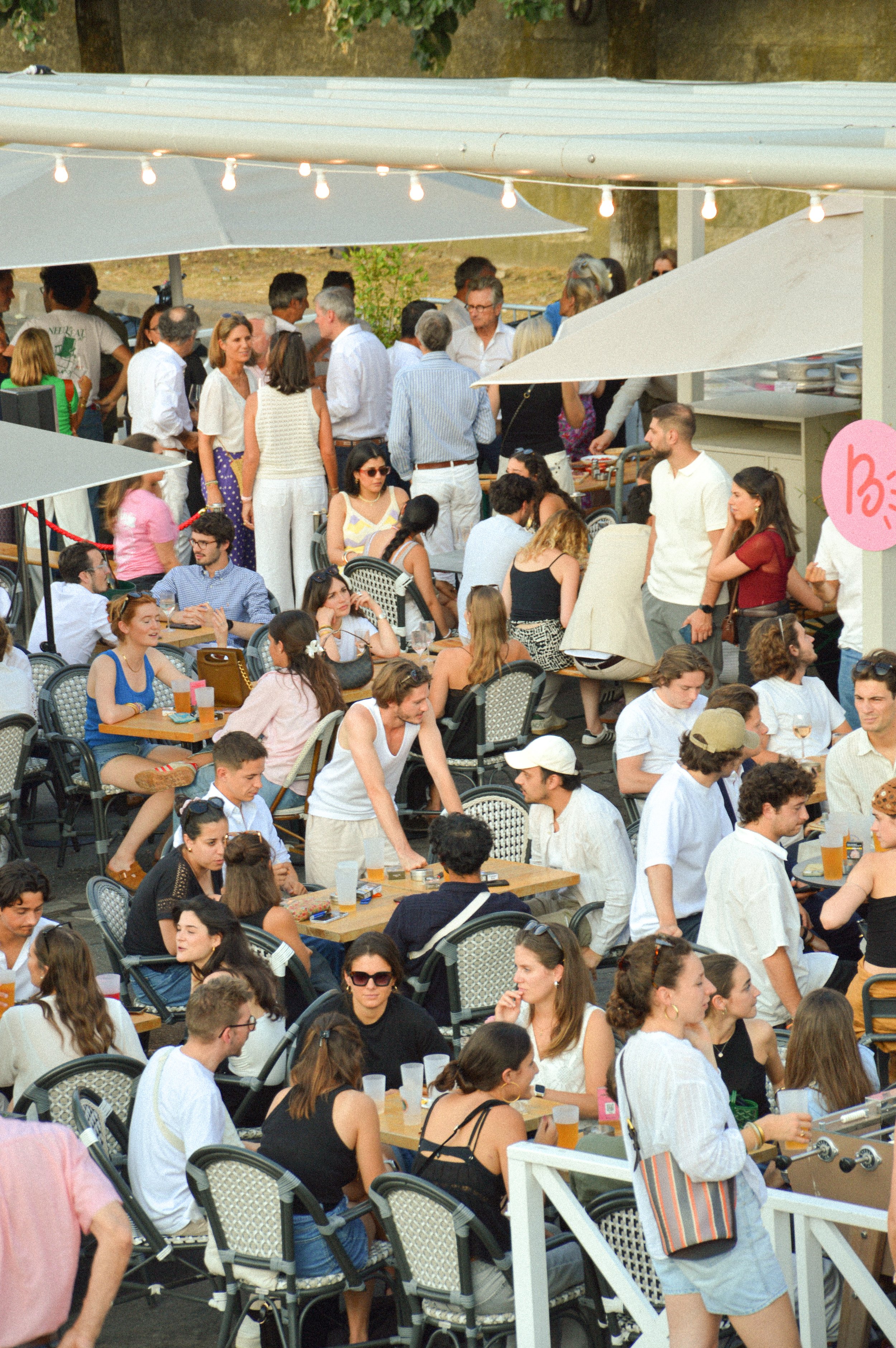 Bonnotte Club Paris, c’est un lieu de vie unique au pied de la Tour Eiffel, entre péniche et grande terrasse en bord de Seine.