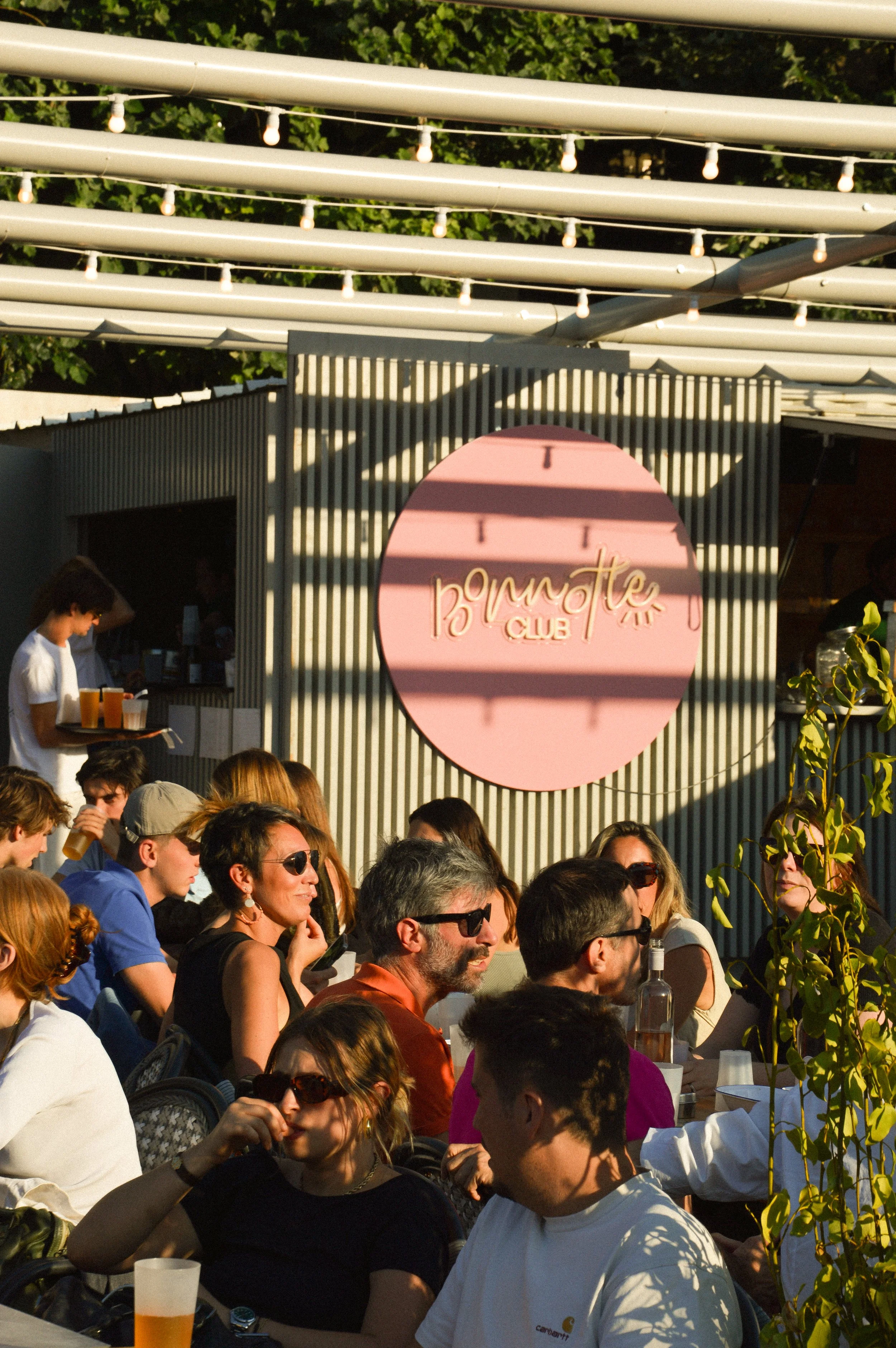 Bonnotte Club Paris, c’est un lieu de vie unique au pied de la Tour Eiffel, entre péniche et grande terrasse en bord de Seine.