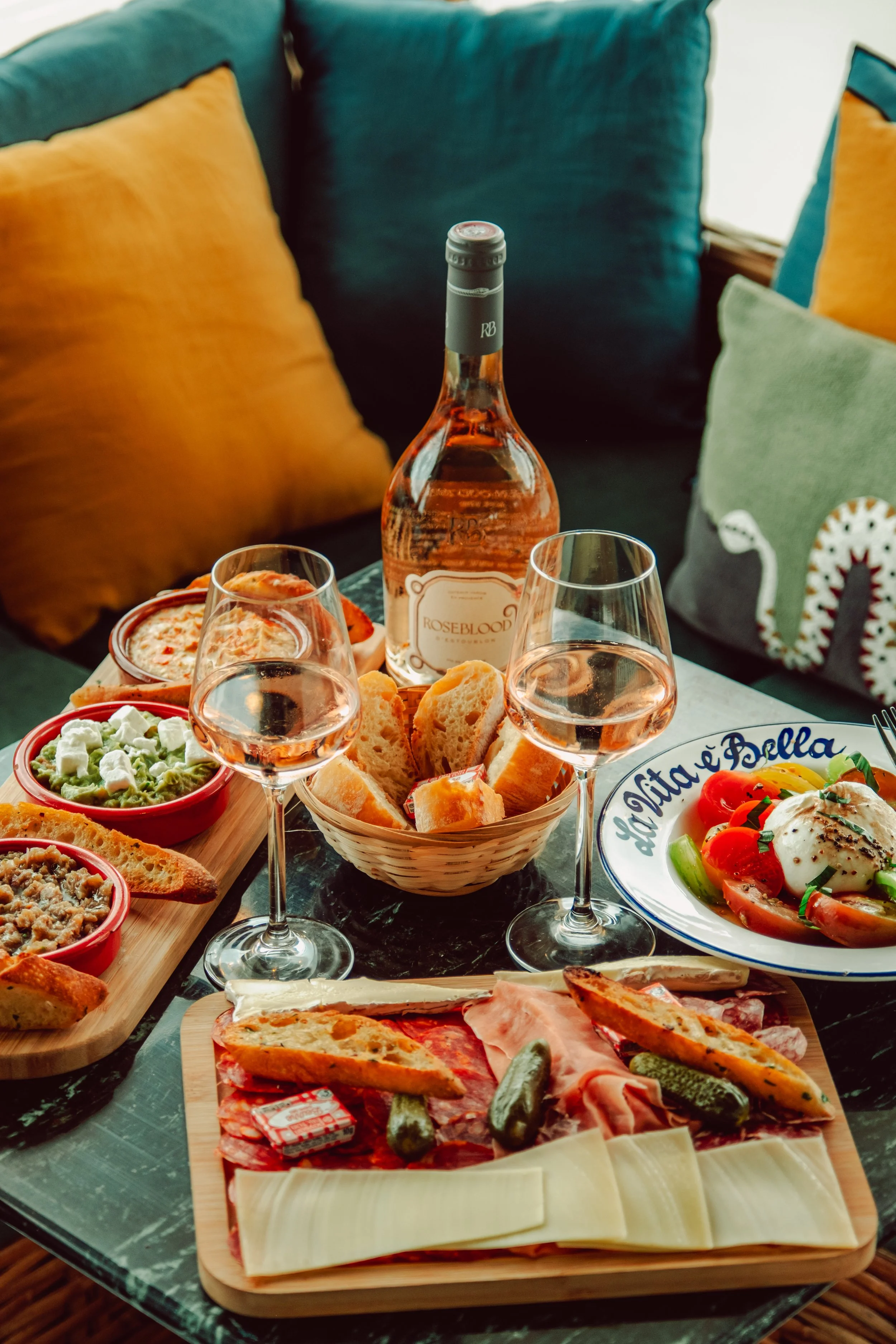 Bonnotte Club Paris. Location de Péniche et Guinguette à Paris pour vos évènements privés et professionnels.