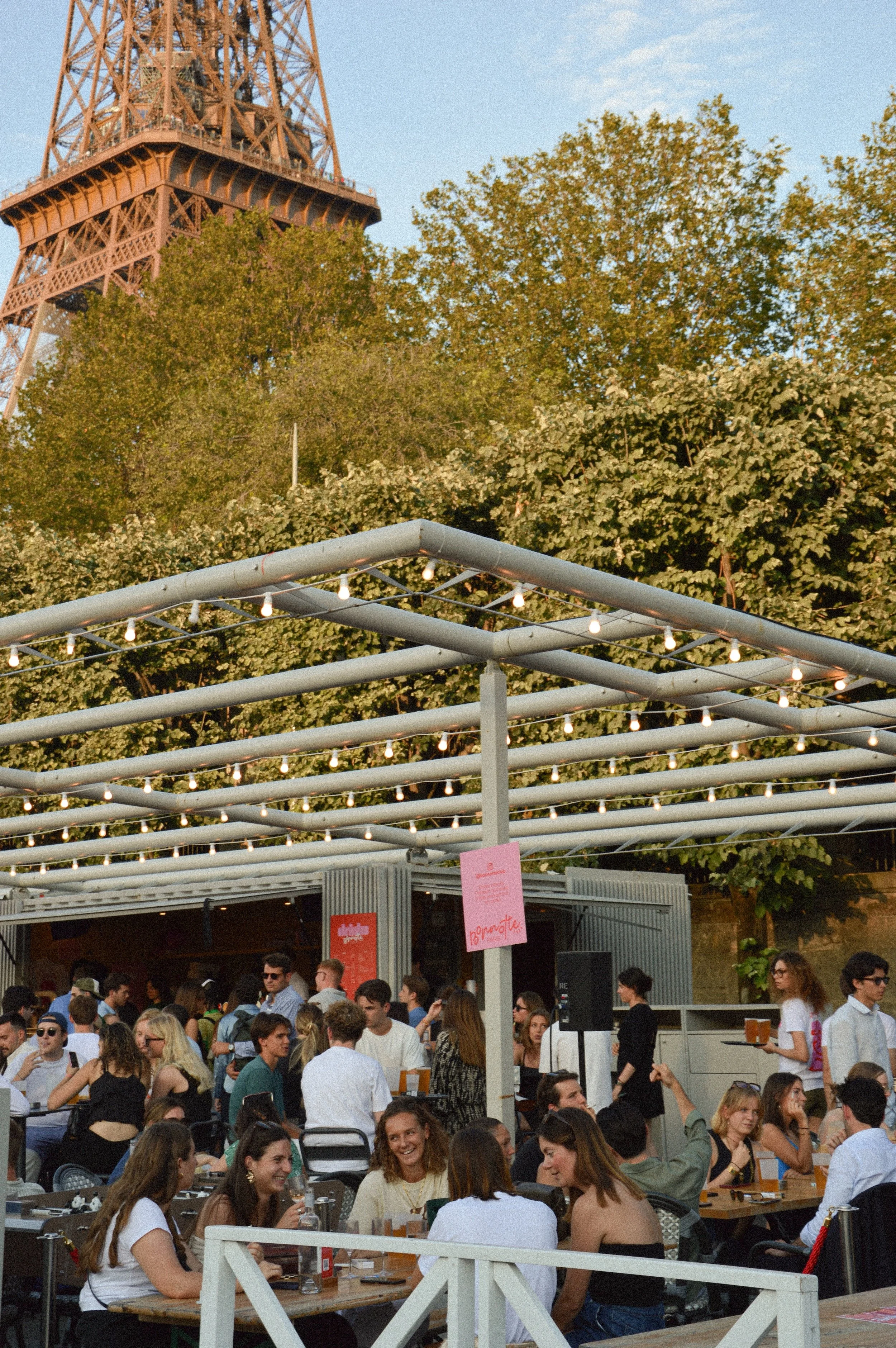 Bonnotte Club Paris, c’est un lieu de vie unique au pied de la Tour Eiffel, entre péniche et grande terrasse en bord de Seine.