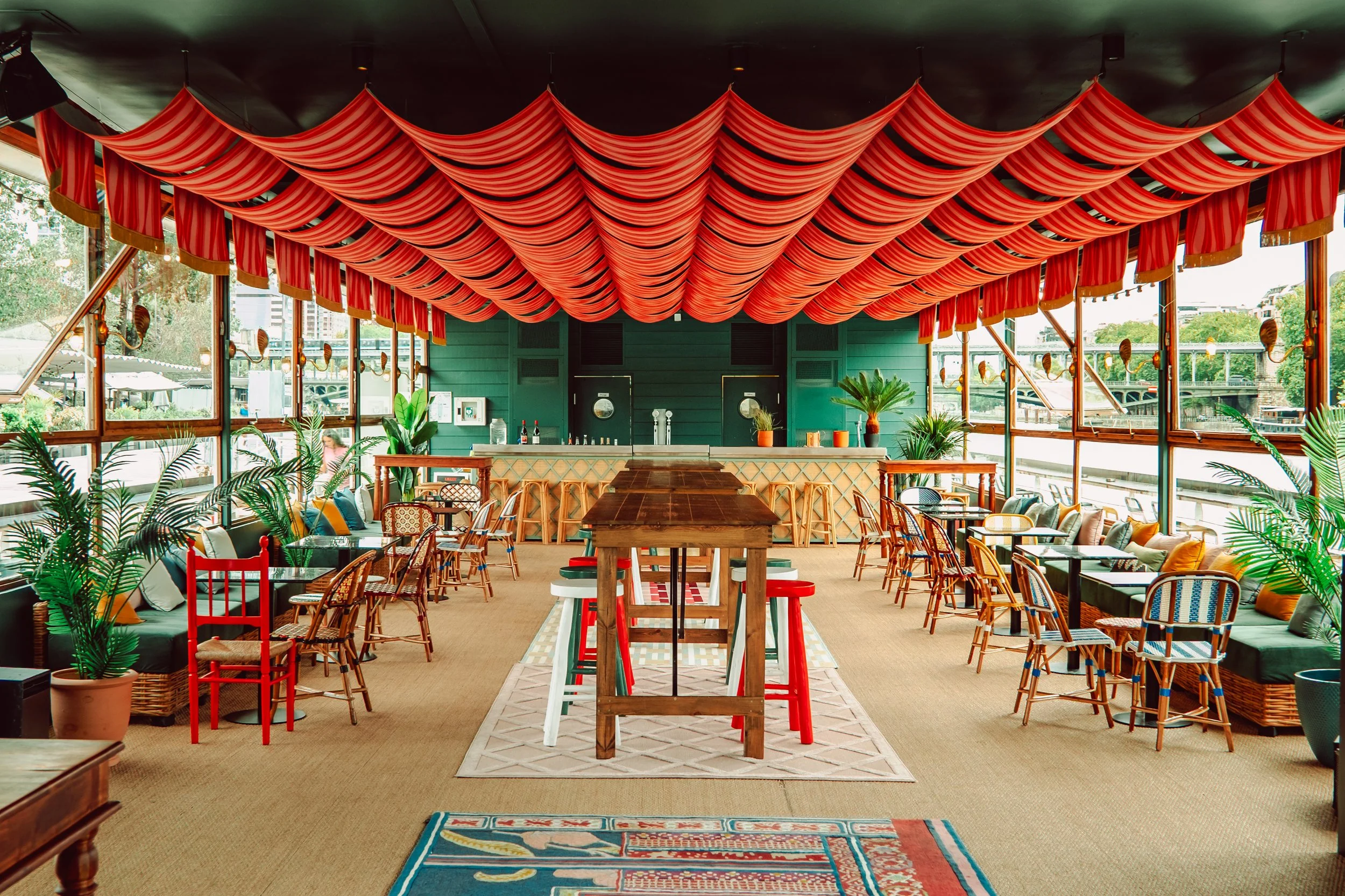 Bonnotte Club Paris, c’est un lieu de vie unique au pied de la Tour Eiffel, entre péniche et grande terrasse en bord de Seine.