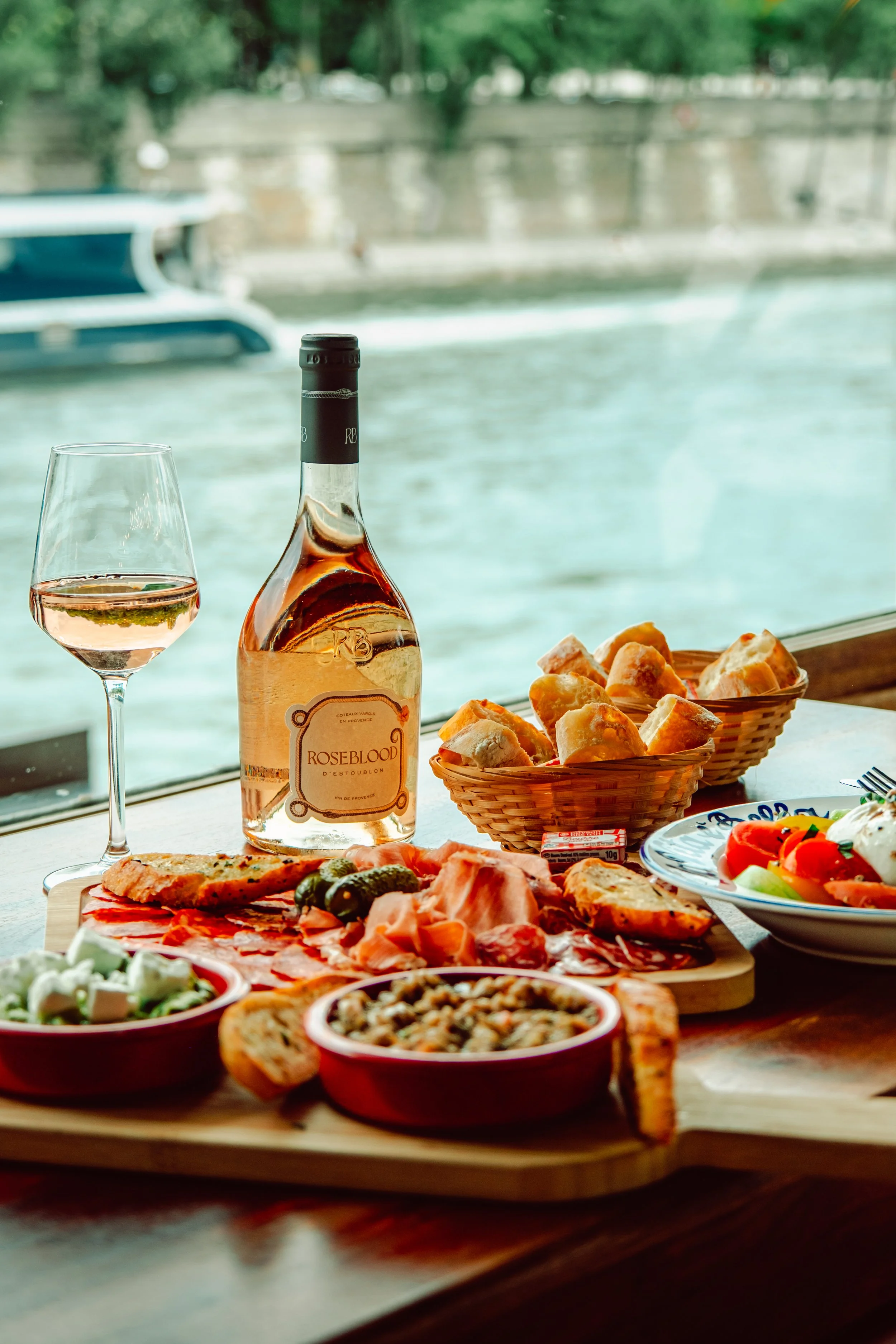 Bonnotte Club est un lieu authentique, festif et coloré à Paris et à Noirmoutier.