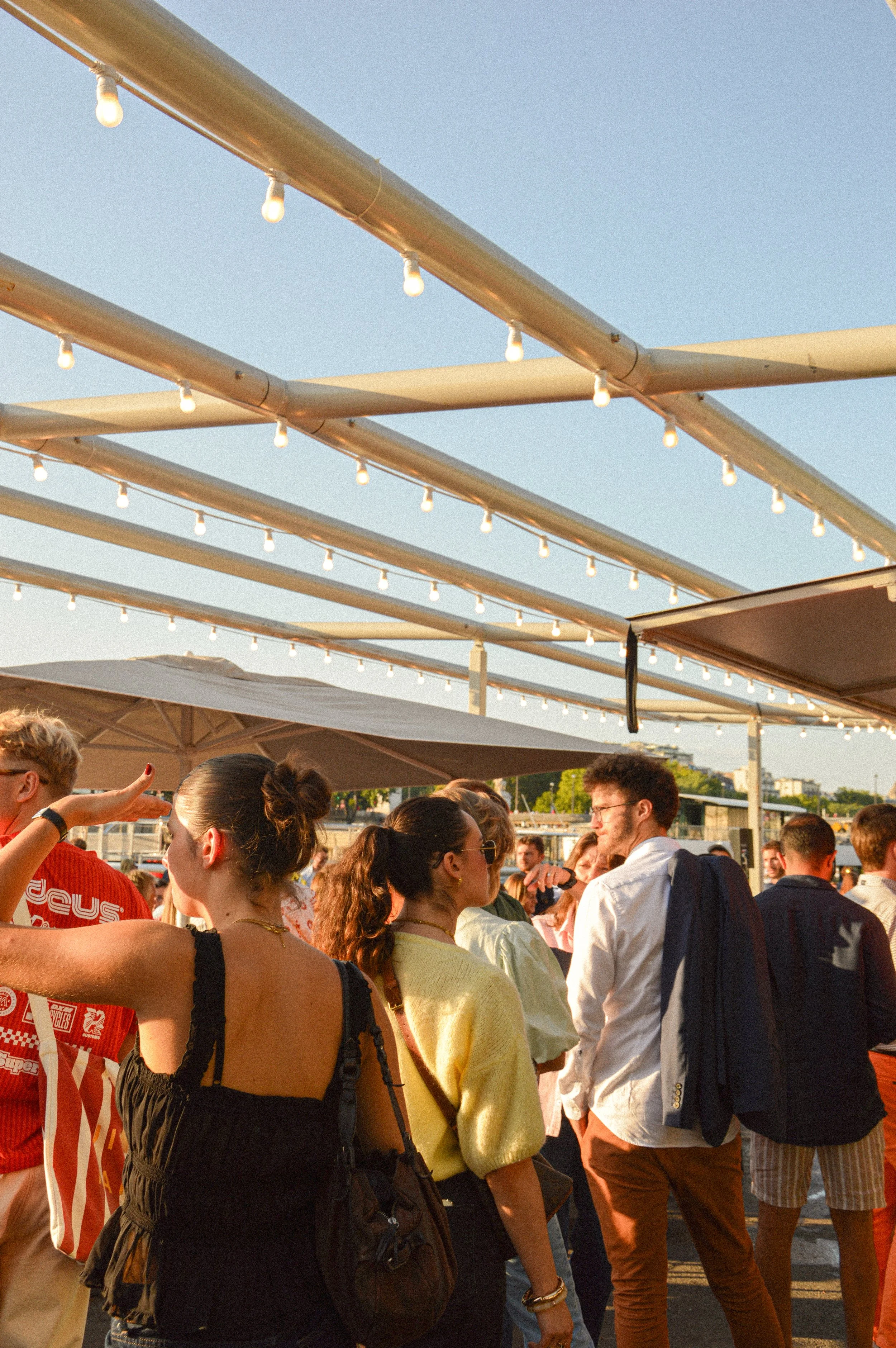 Bonnotte Club Paris. Location de Péniche et Guinguette à Paris pour vos évènements privés et professionnels.
