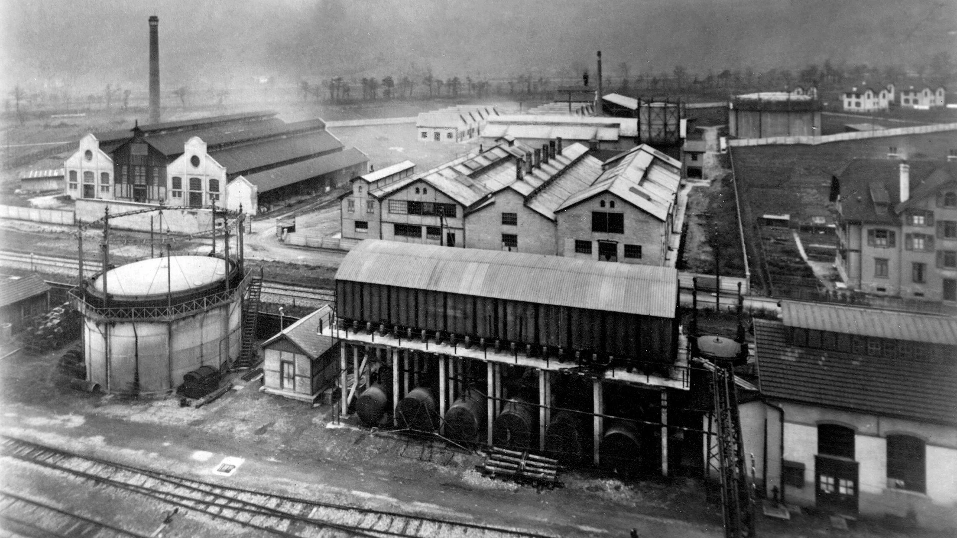 Vue aérienne en noir et blanc de l'usine montheysanne Djeva