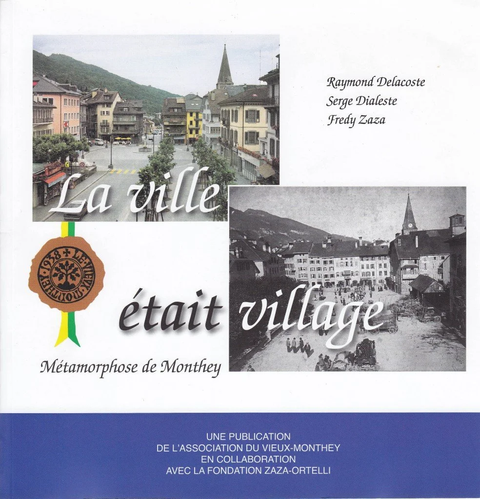Couverture du livre « La ville était village : Métamorphose de Monthey », avec des photos anciennes et modernes de Monthey, son église et les montagnes environnantes.