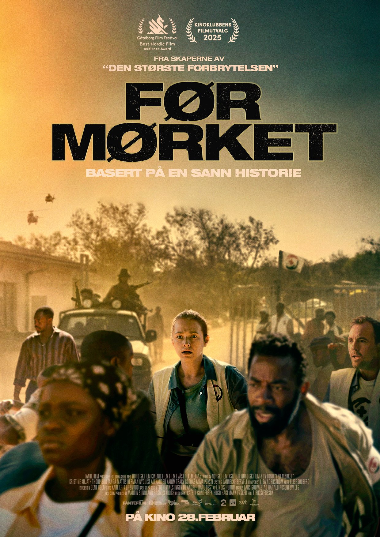 Movie poster for 'Før Mørket,' showing a chaotic scene with several people running, armed soldiers on a vehicle in the background, and a dusty, tense atmosphere.