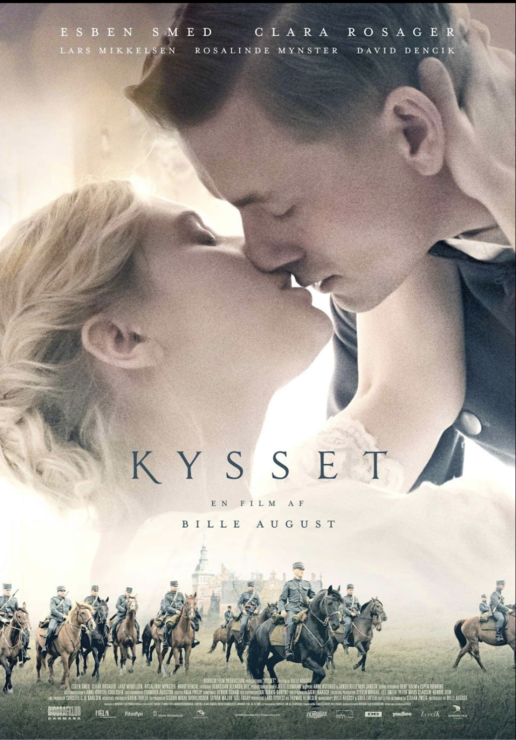A romantic scene featuring a man and a woman about to kiss, with a background of soldiers on horseback and a castle. The movie title "Kyss det" and credits are also visible.