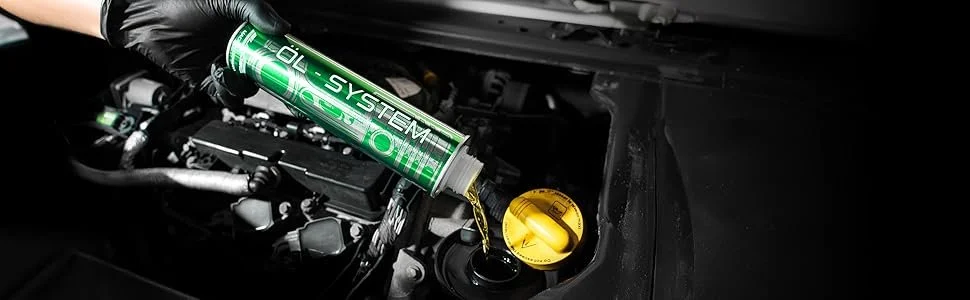 Nalivanje Eurosol čistila za motor.