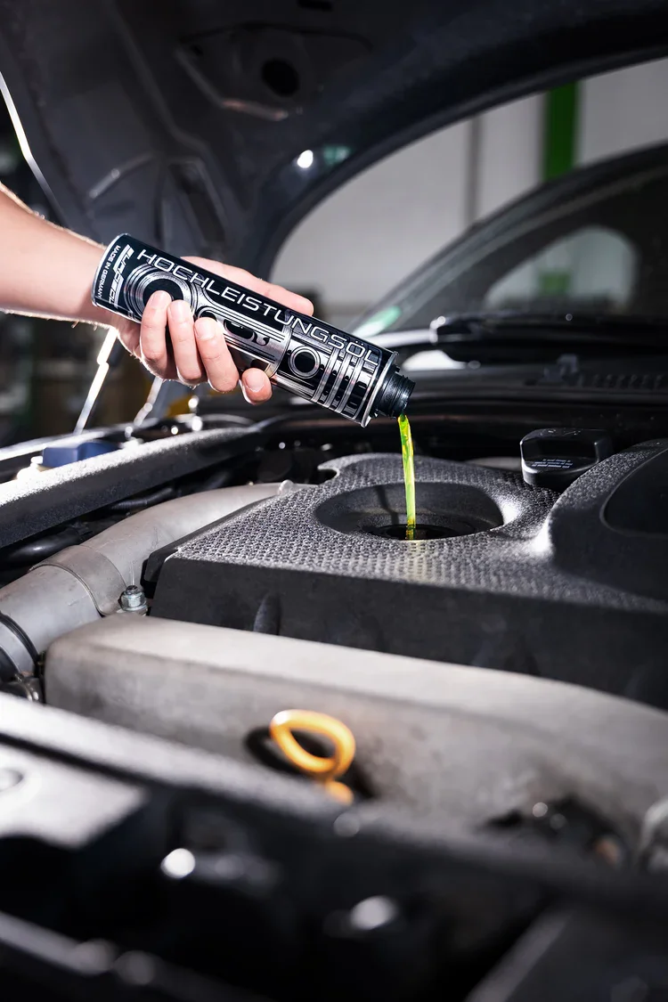 Dolivanje Eurosol visokoviskoznega olja.