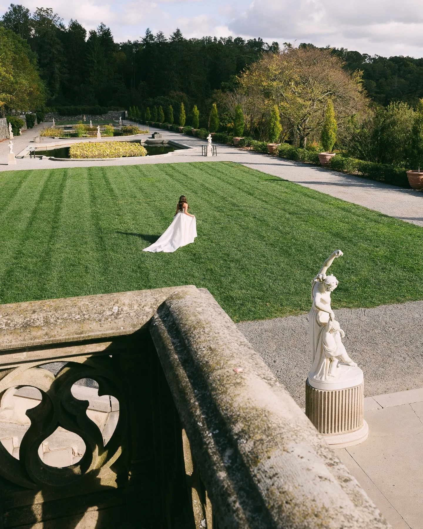More to come as usual but this felt like a fun way to say &ldquo;check your email Carmel!&rdquo; 😂😉

Venue: @biltmoreestate @biltmoreweddingsnc 
Planner: @marybellevents 
Floral: @freckled_petal 
MUA: @lizblackmakeupavl 
Hair: @iveybridalhair 
Dres