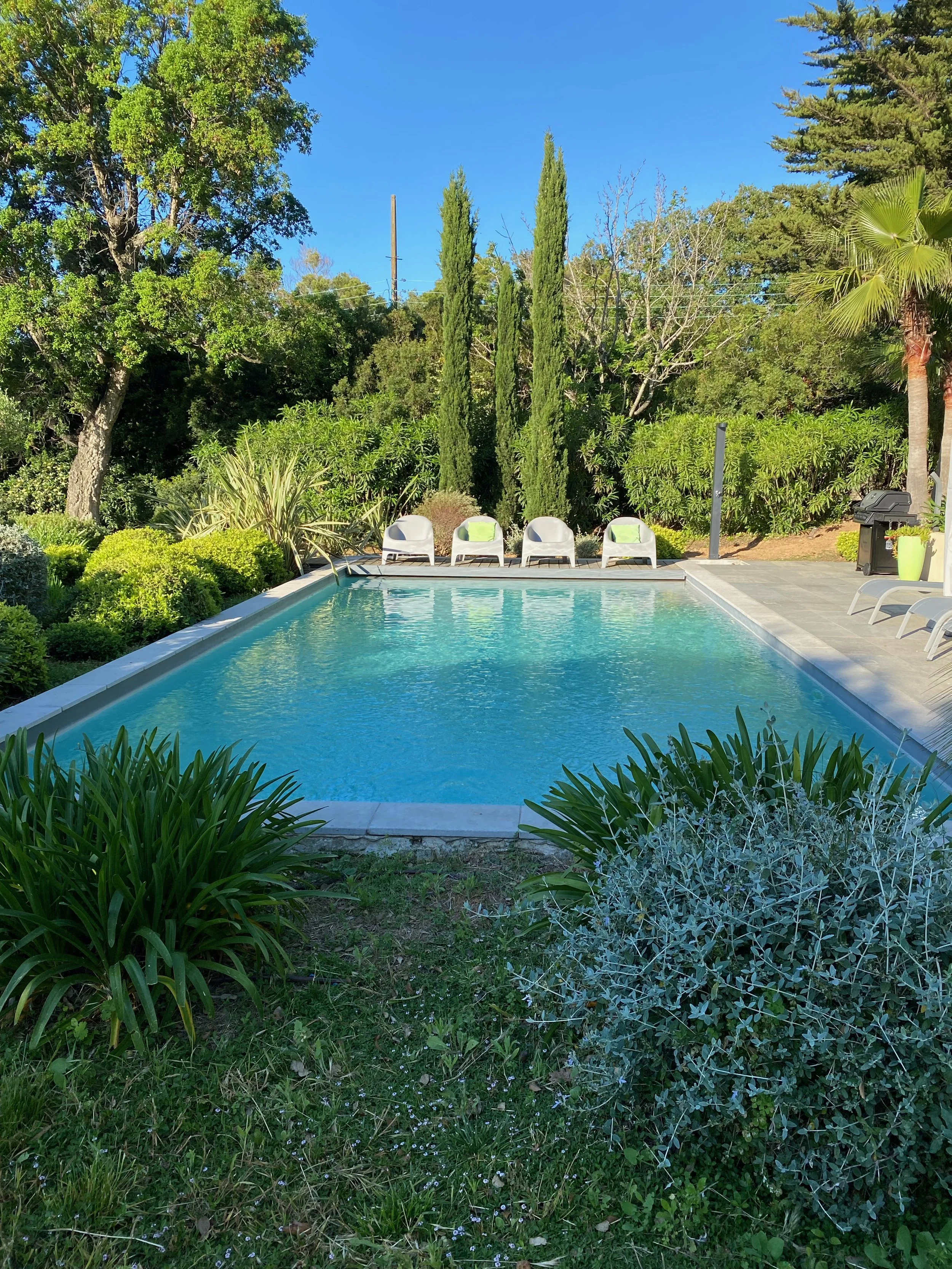 A zwembad met stoeltjes.jpeg