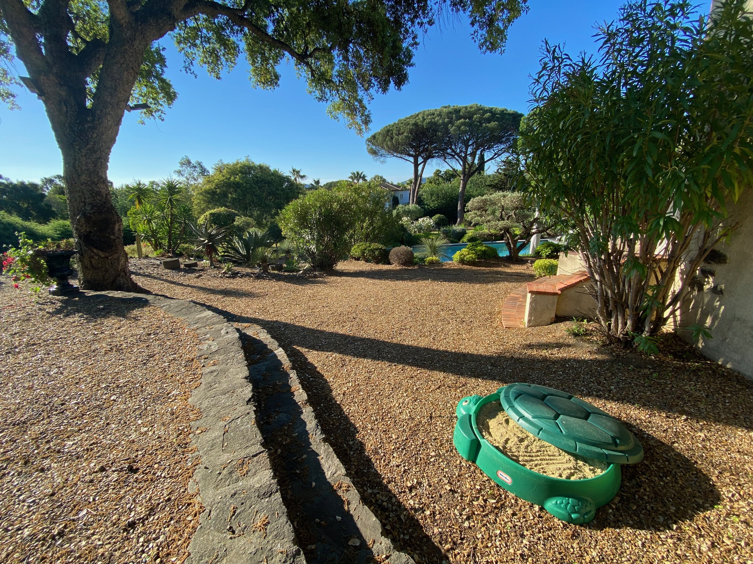 A zandbak richting tuin.jpeg