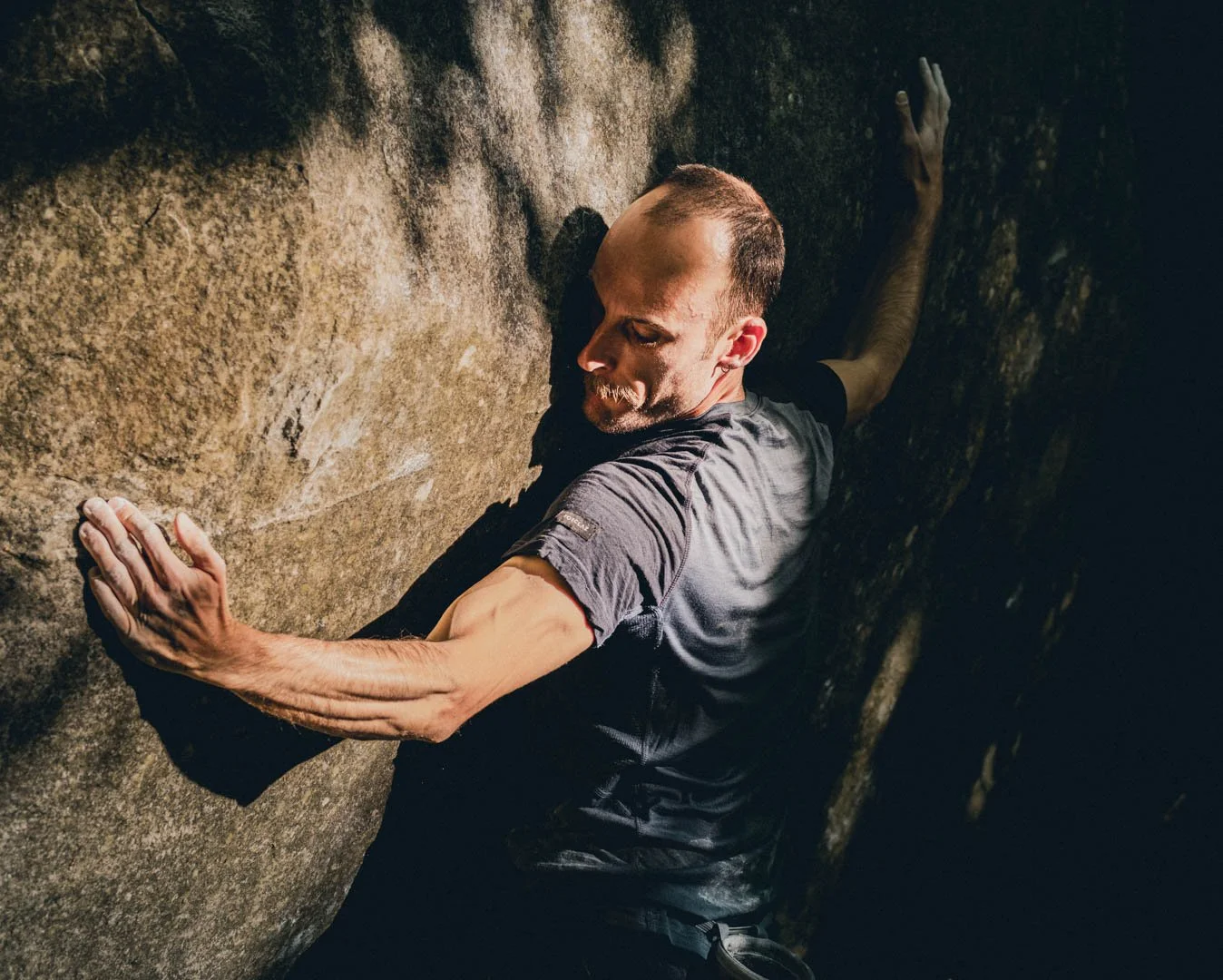 Man die een steile rots beklimt.