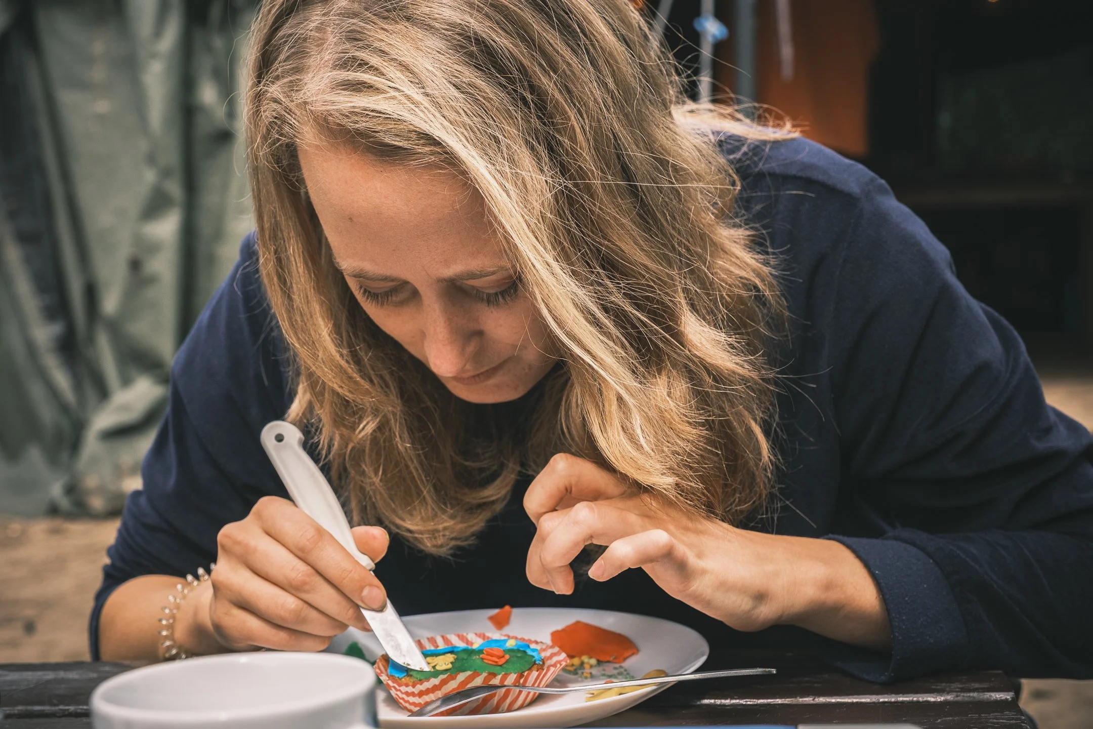 Vrouw die een kerstdecoratie op een bord plaatst.