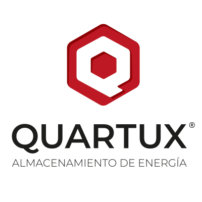Logotipo de Quartux, una empresa de almacenamiento de energía, con un hexágono rojo y texto en negro que dice 'Quartux Almacenamiento de Energía'.