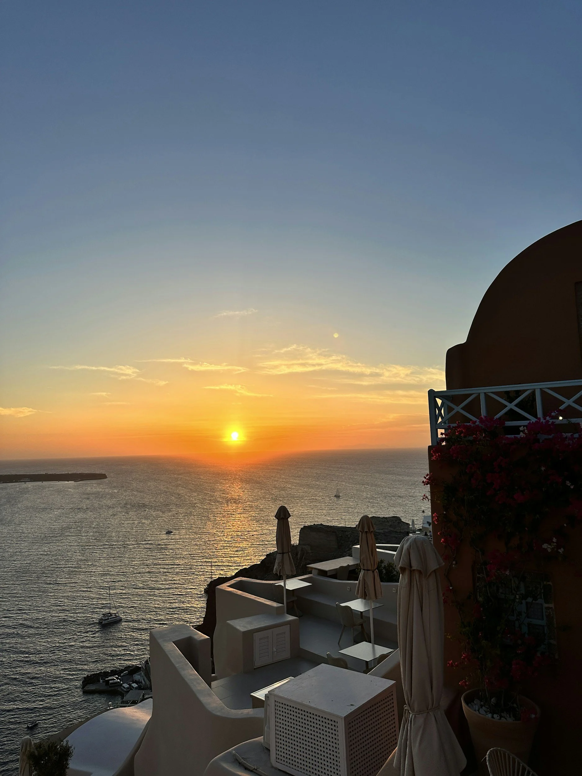 Sunset Kisses &amp; Group Bliss: Your 2026 Santorini Romantic Escape Handbook