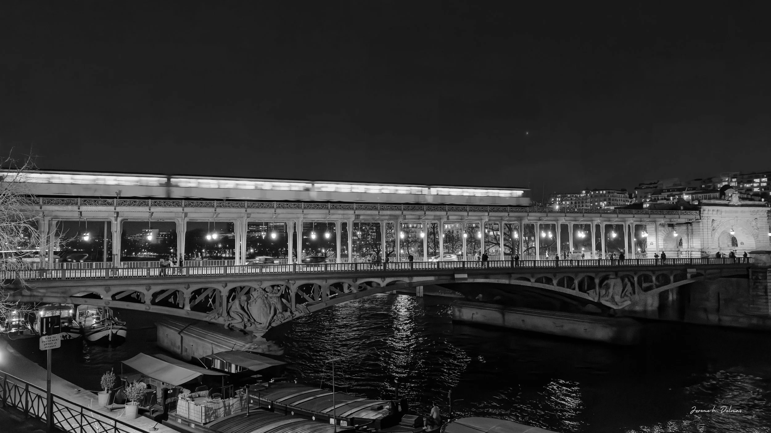 METRO SUR LE PONT BIR-HAKEIM