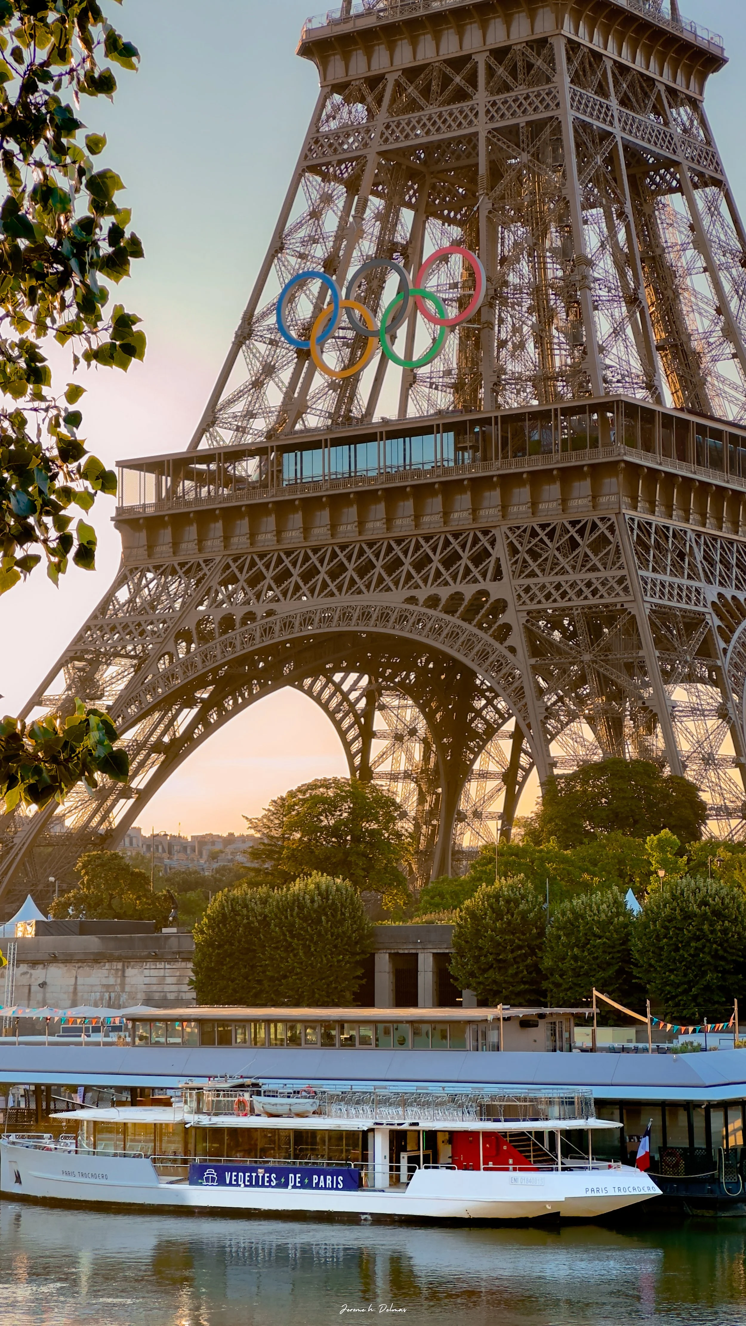 TOUR EIFFEL ARBORANT LES ANNEAUX OLYMPIQUES