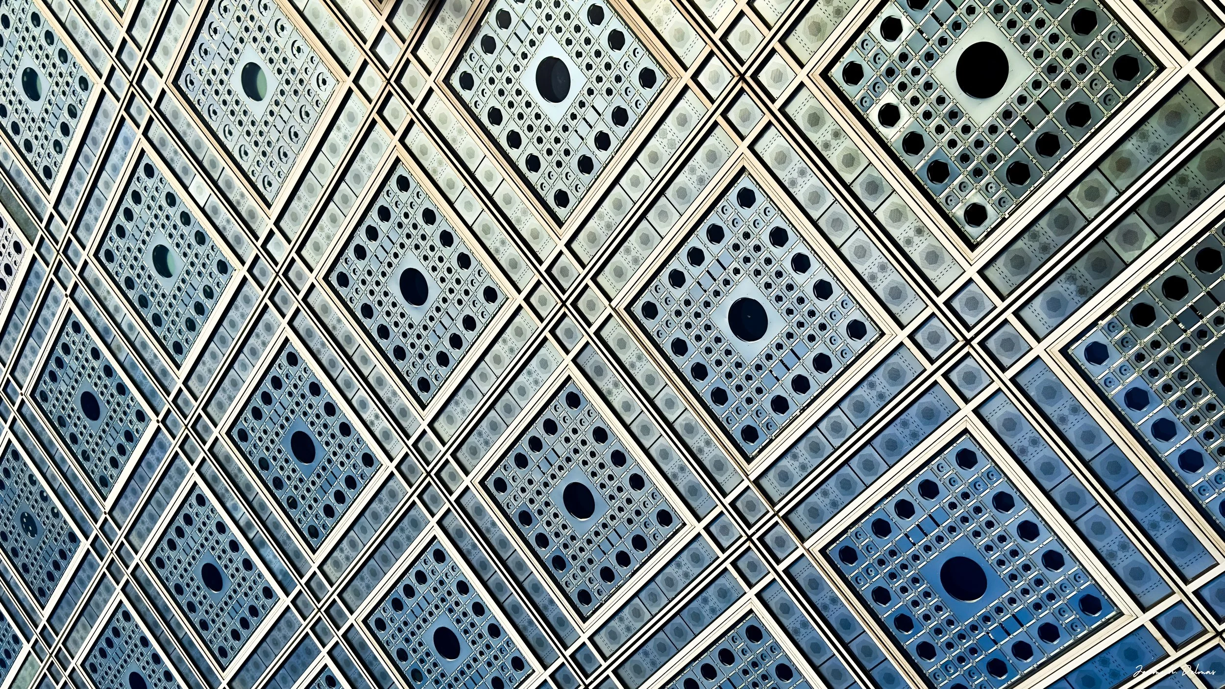 FACADE DE L'INSTITUT DU MONDE ARABE. ÉTÉ 2022. PARIS 5.