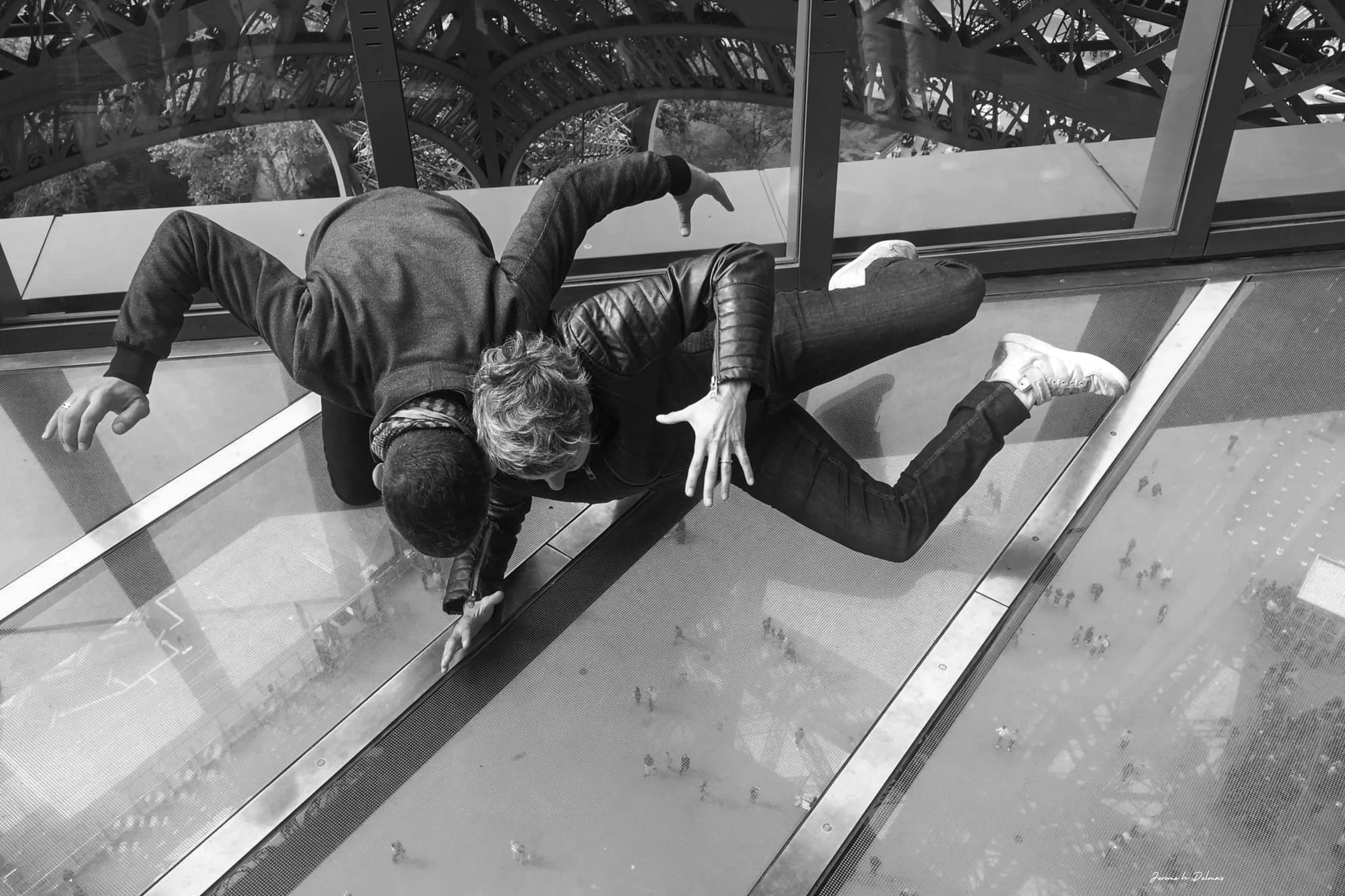 TOUR EIFFEIL. SIMULATION DE CHUTTE