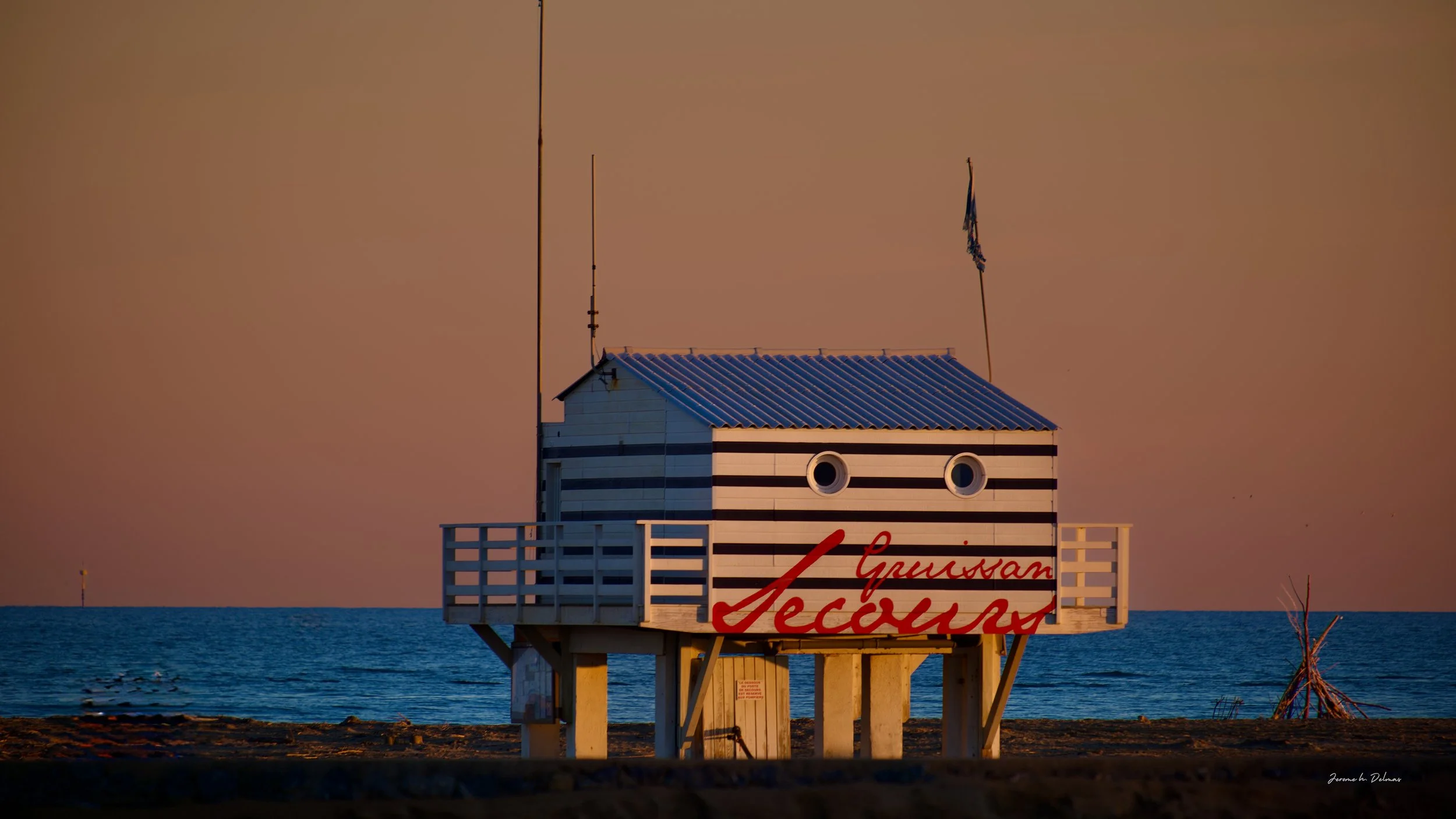 CABANNE DES SAUVETEURS À GRUISSAN PLAGE ( VU DANS 37'2)