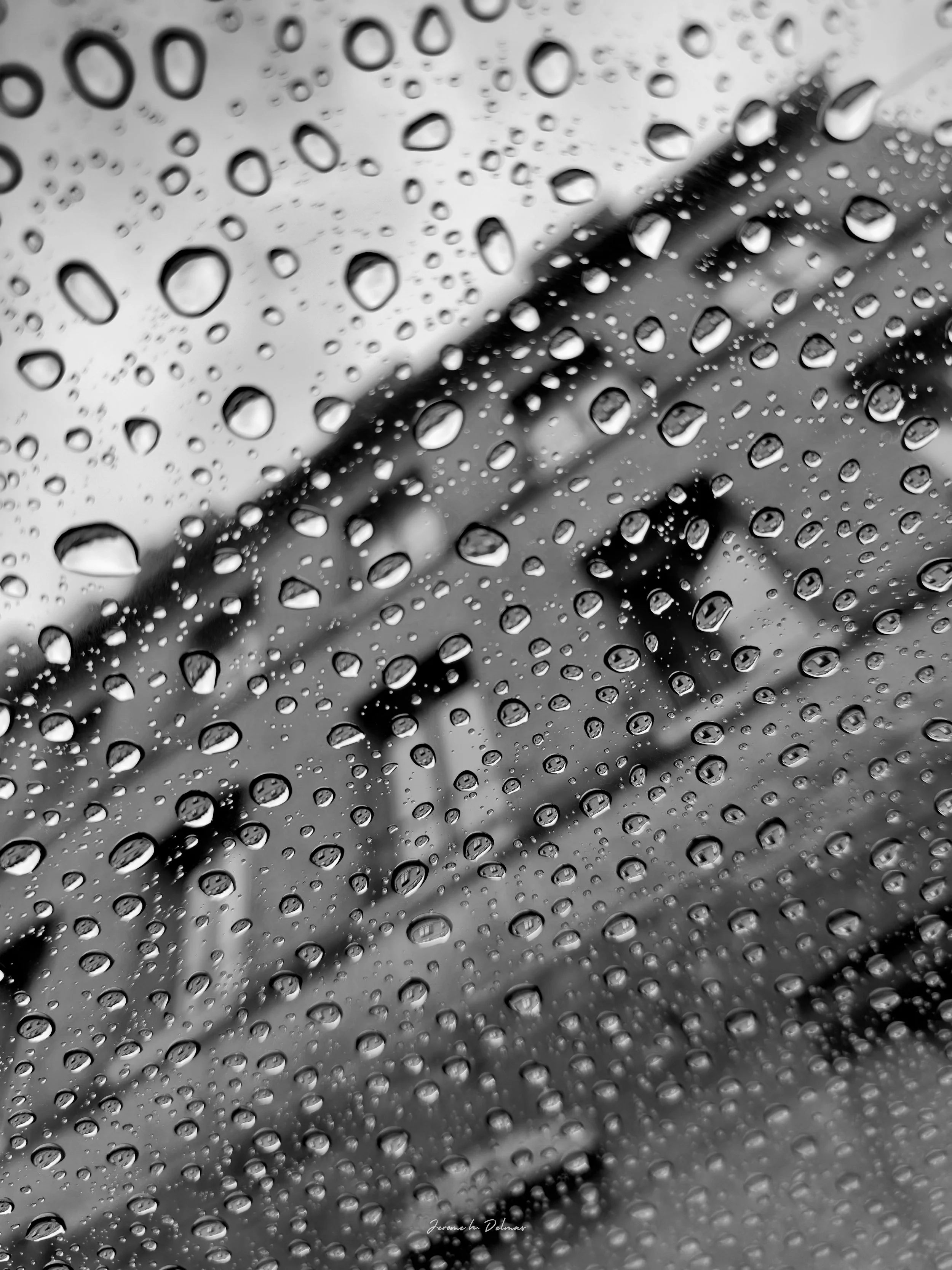 A TRAVERS LE TOIT OUVRANT À ELBEUF