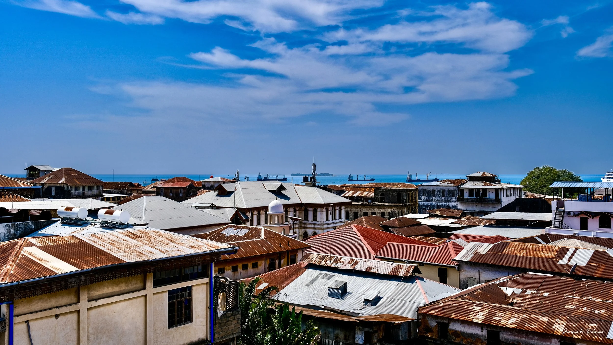 TOITS DE LA VILLE DE STONE TOWN AVEC EN ARRIERE PLAN LE PASSAGE DES PETROLIERS.