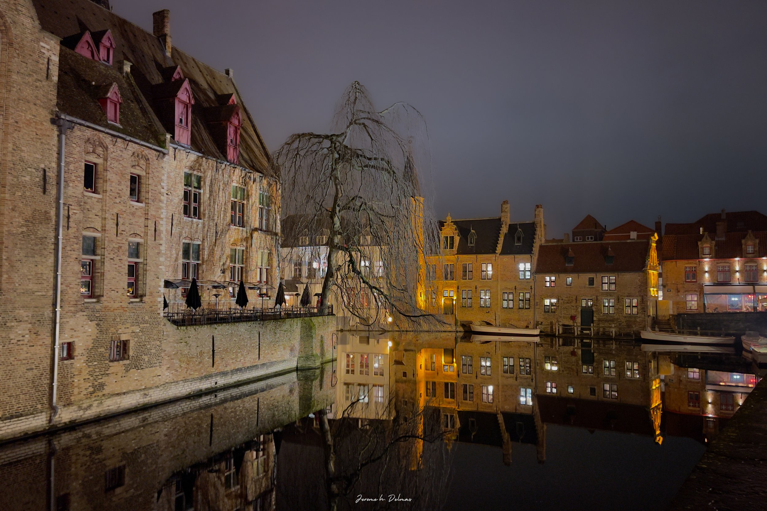 BRUGES JANVIER 2022. LA REIE QUI TRAVERSE LA VILLE EST TOTALEMENT IMMOBILE.