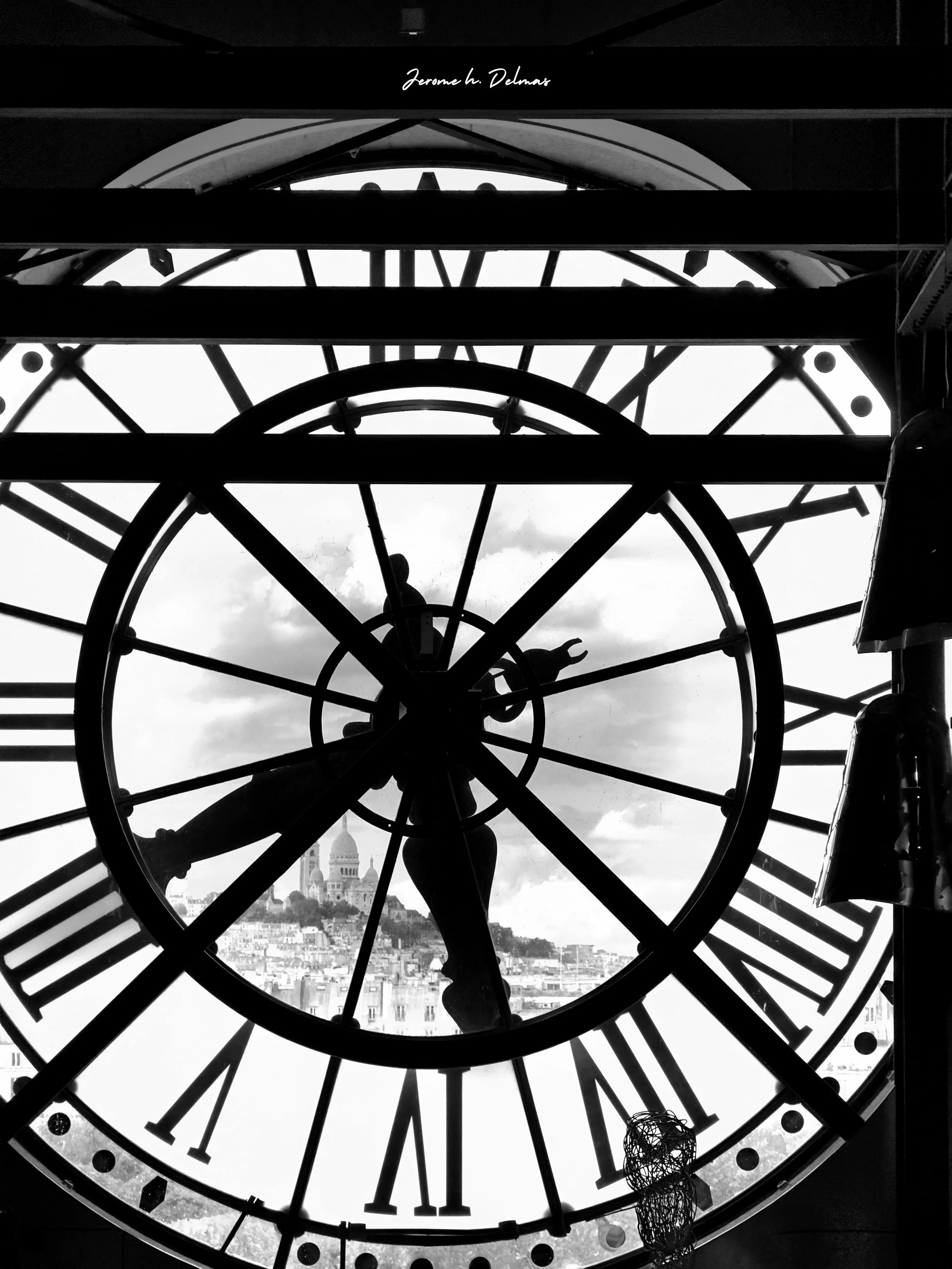 HORLOGE EXTERIEURE DU MUSÉE D'ORSAY OFFRANT UNE VUE SUR LE SACRÉ COEUR.