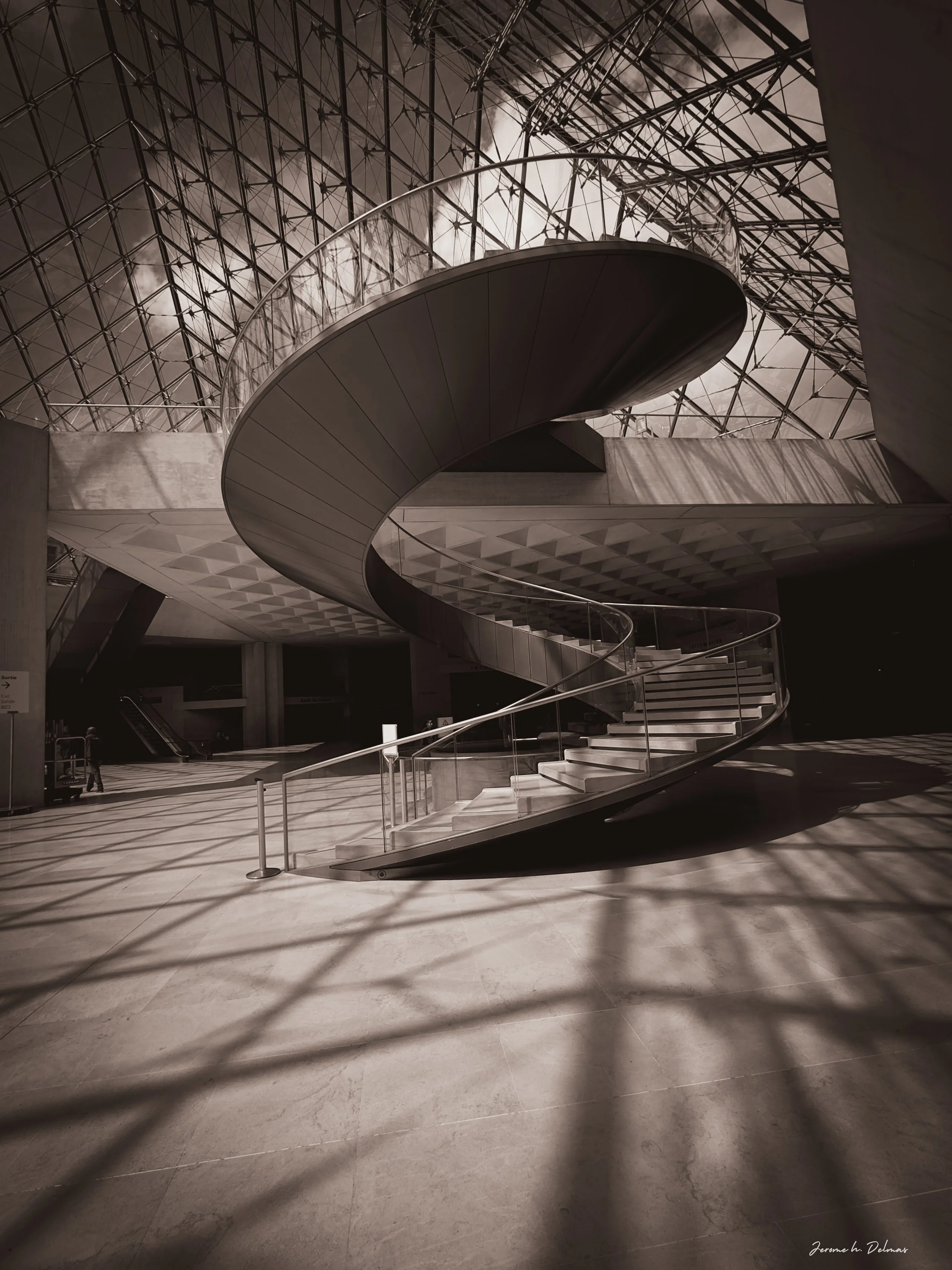ESCALIER CENTRAL DE LA PYRAMIDE DU LOUVRE LORS D'UNE DEMI JOURNÉE PRIVATISÉE.
