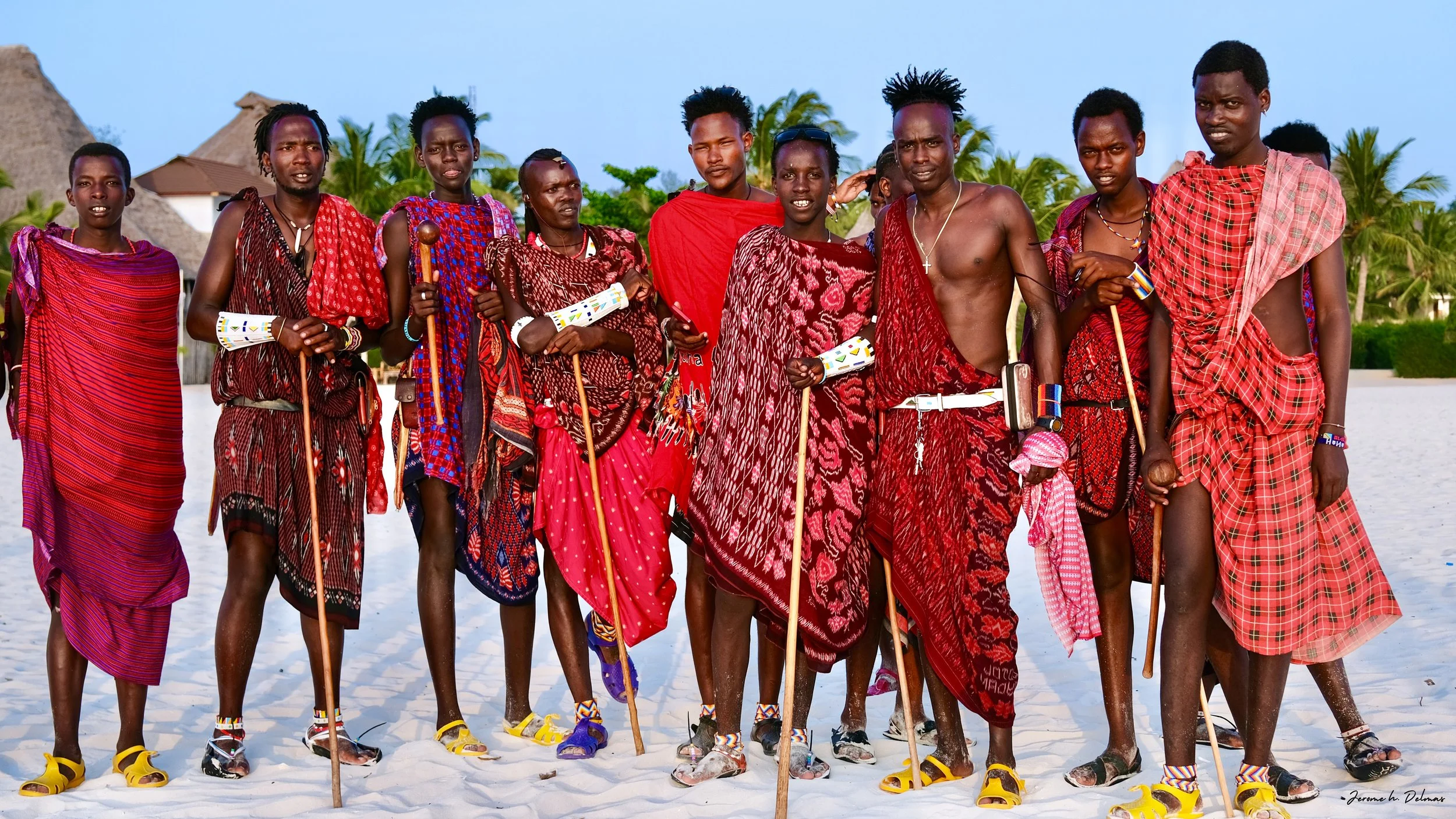 GROUPE MAASAI POSANT SUR LA PLAGE À ZANZIBAR